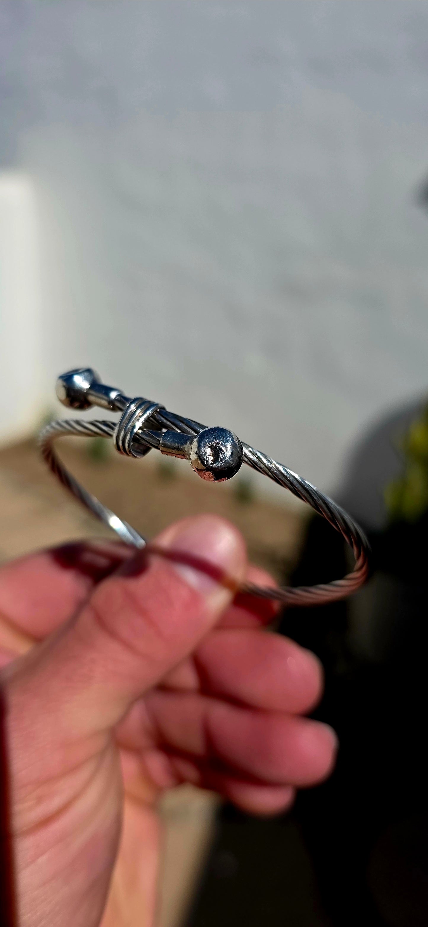 Simple, chunky and UNISEX! This vintage sterling silver bracelet features a fabulous twisted cable-style band, wrapping around the wrist and finished with two polished spherical terminals.