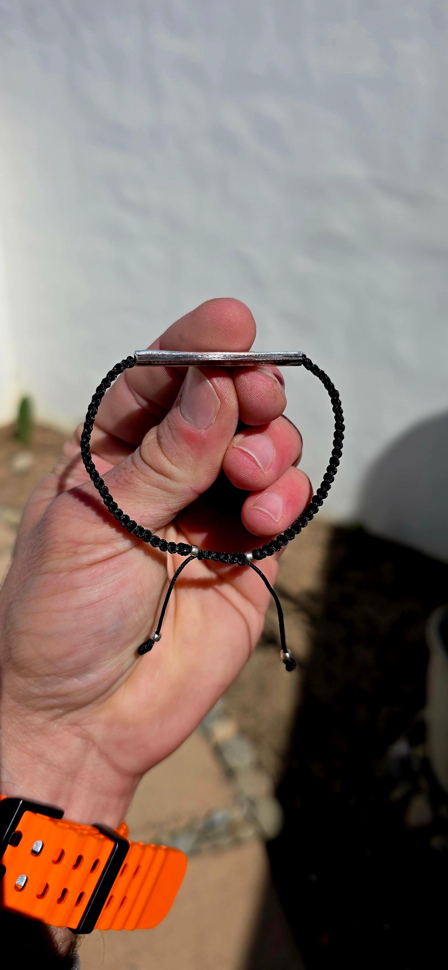 Simple, earthy and effortlessly cool! This artisan-made UNISEX macramé bracelet features a generously sized solid sterling silver feather centrepiece, beautifully detailed with fine engraved lines.