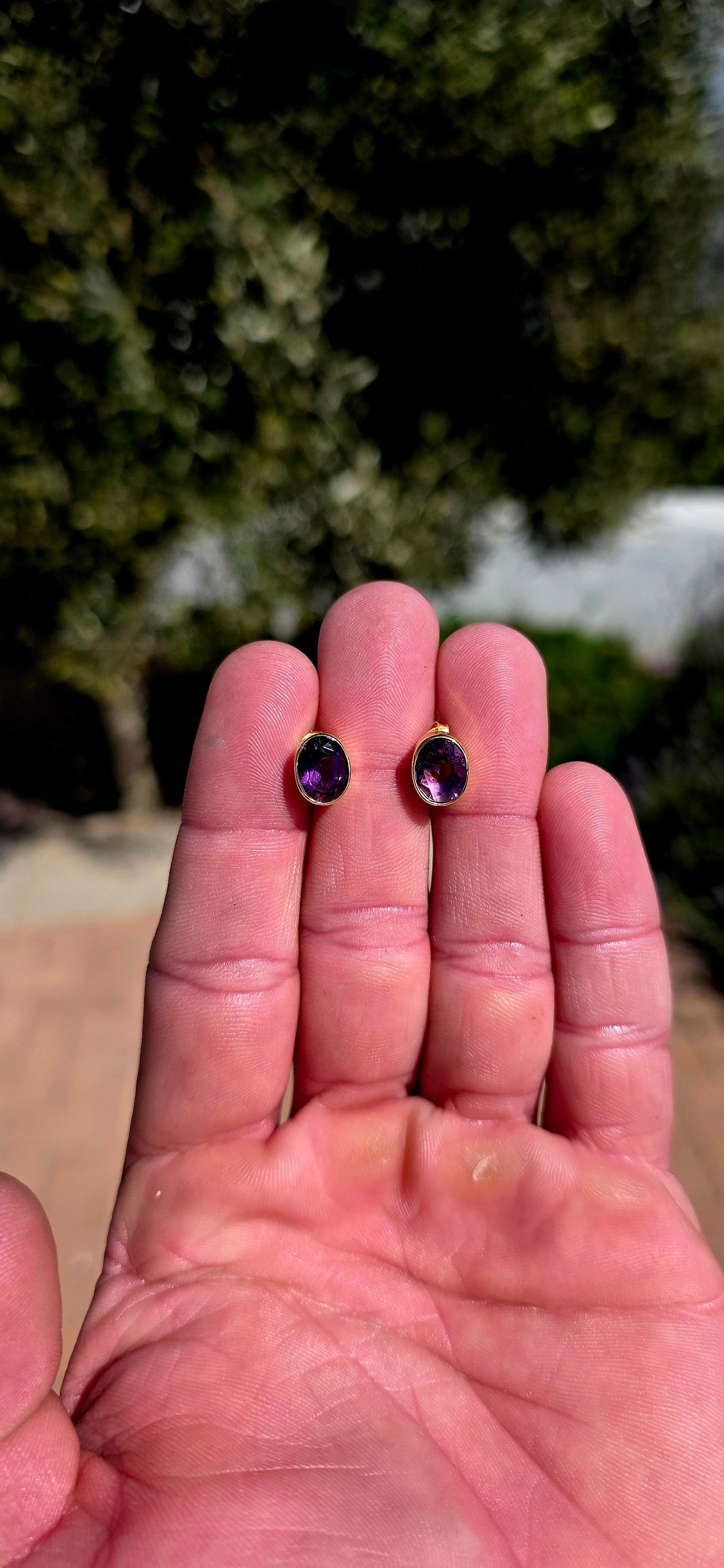 Simple, timeless and beautifully UNISEX! These gorgeous solitaire studs are crafted in sterling silver and finished with a warm layer of 18ct yellow gold plating.