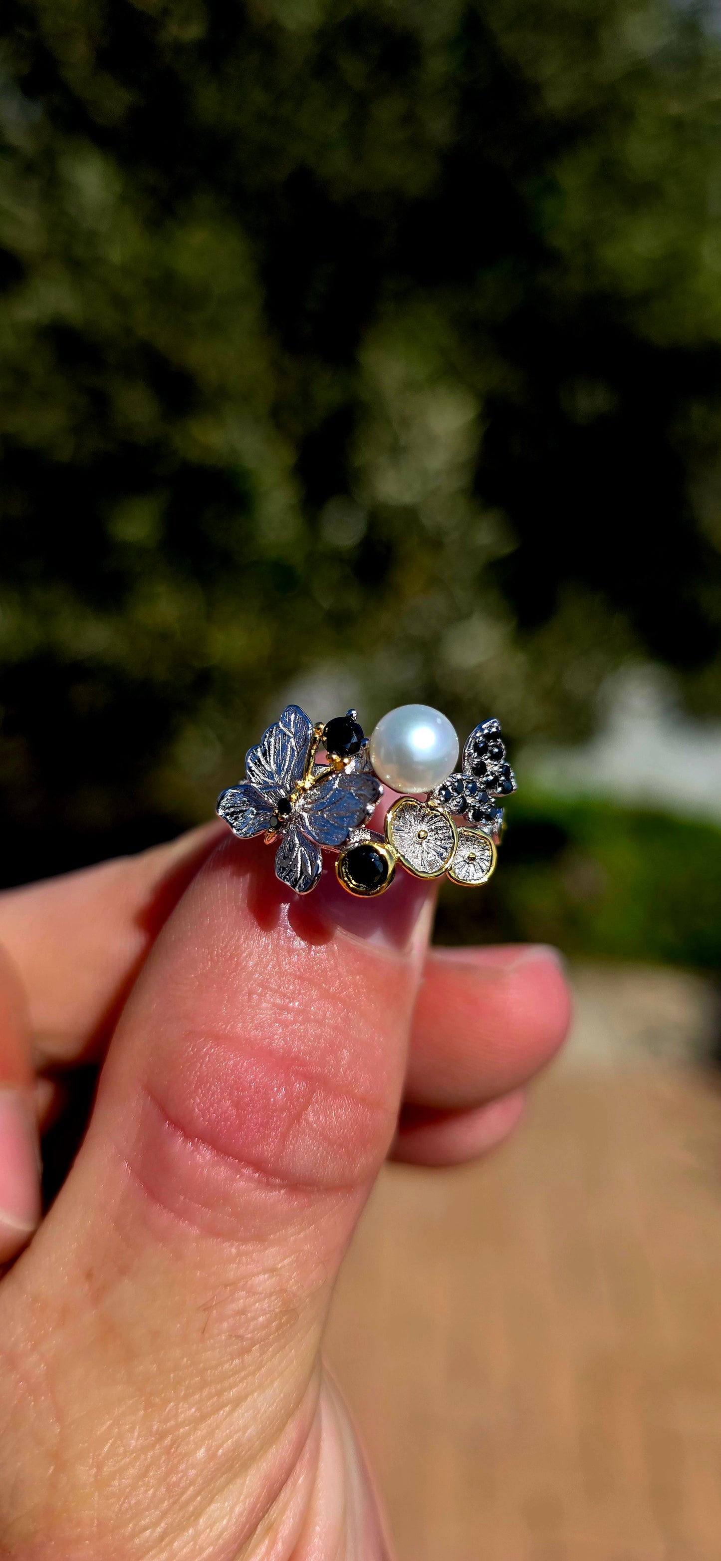 Straight from a magical woodland! This wonderfully whimsical statement ring is crafted in solid sterling silver, with the band beautifully formed to resemble twisting tree branches and twigs.