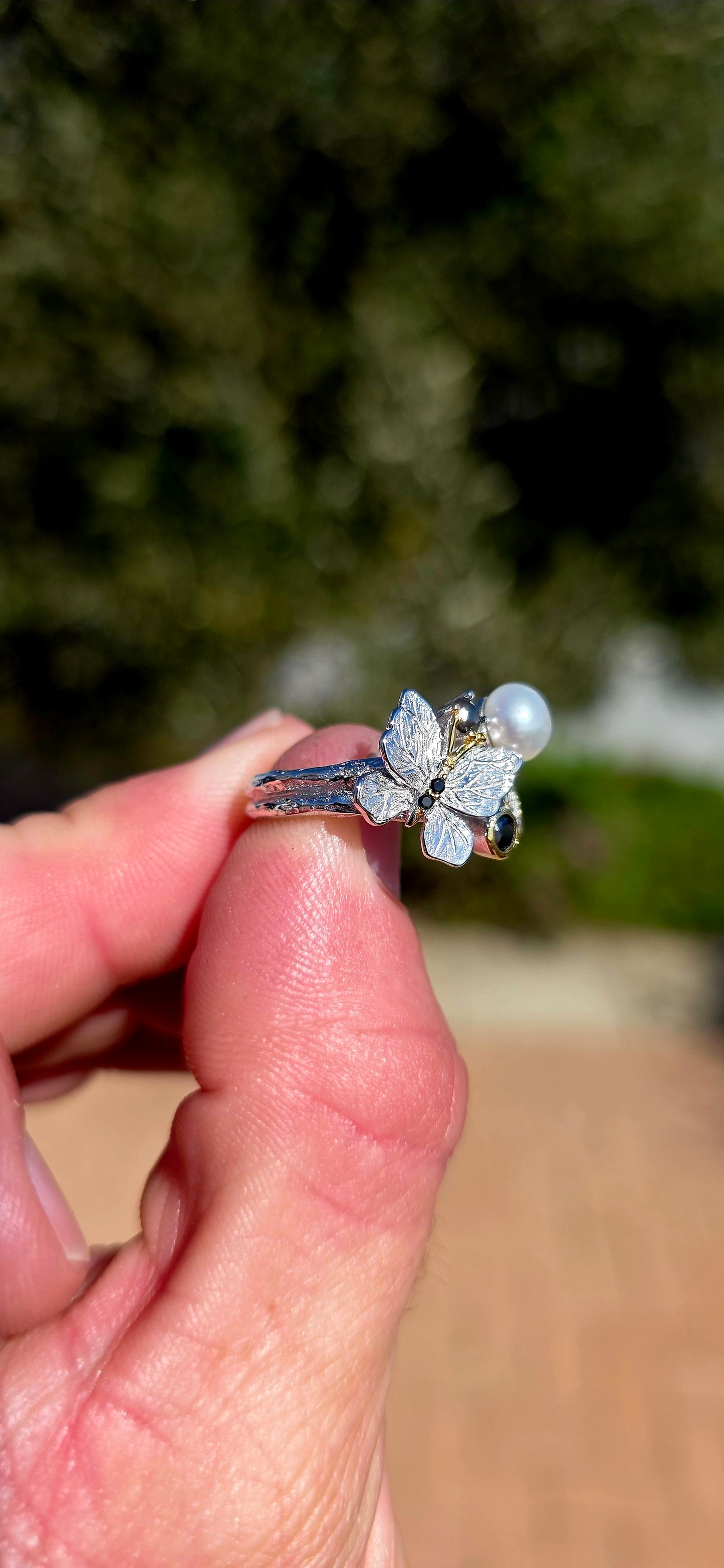 Straight from a magical woodland! This wonderfully whimsical statement ring is crafted in solid sterling silver, with the band beautifully formed to resemble twisting tree branches and twigs.