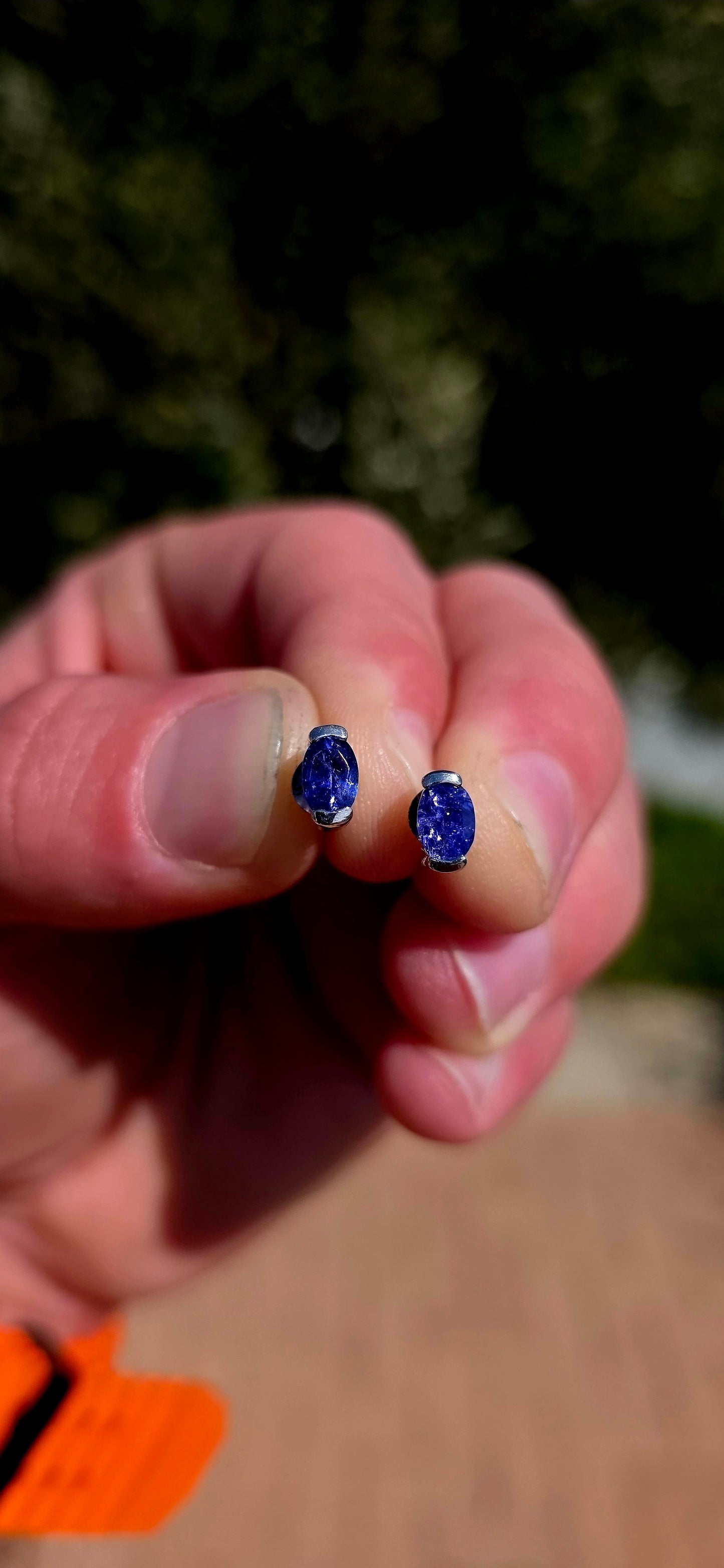 Small but striking ! These minimalist solitaire studs are crafted in polished sterling silver, each featuring a beautiful oval-cut natural tanzanite.