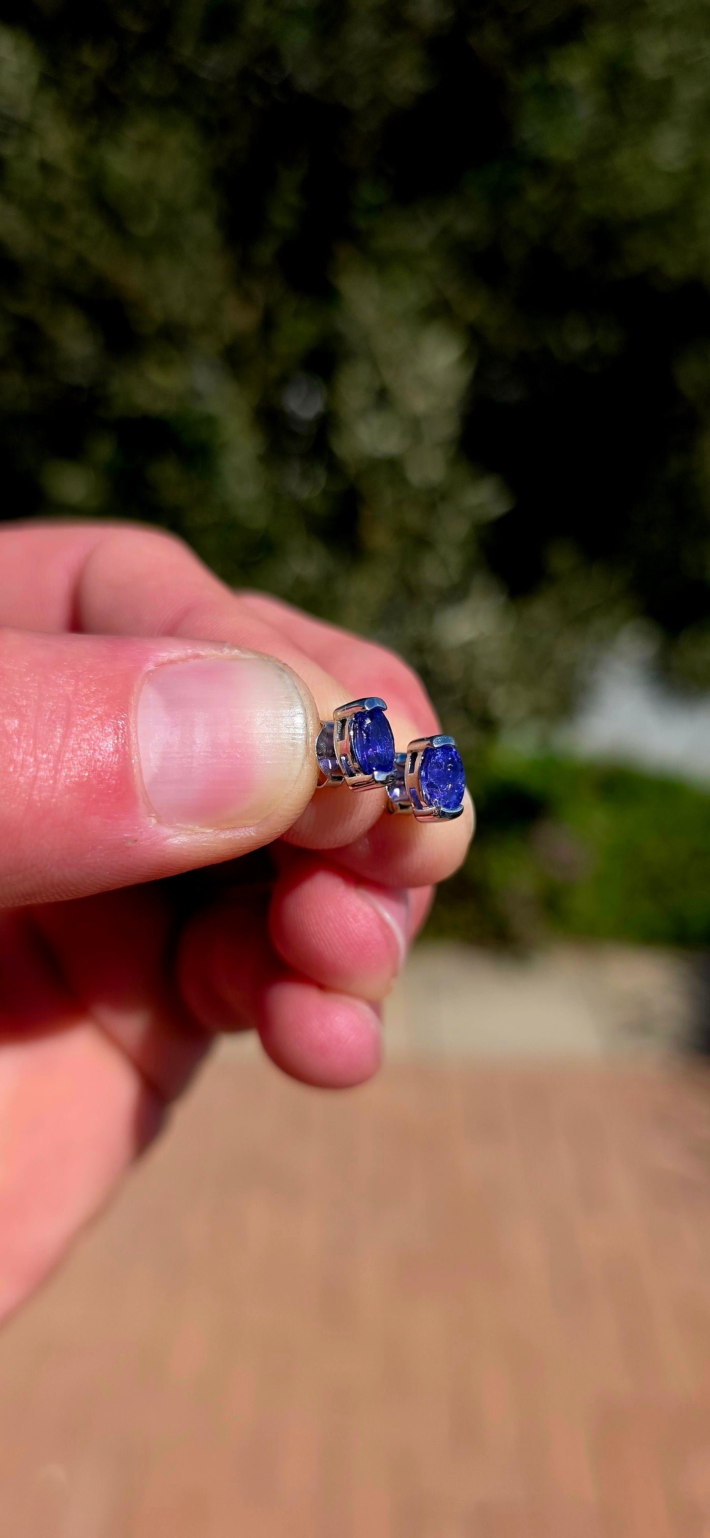 Small but striking ! These minimalist solitaire studs are crafted in polished sterling silver, each featuring a beautiful oval-cut natural tanzanite.
