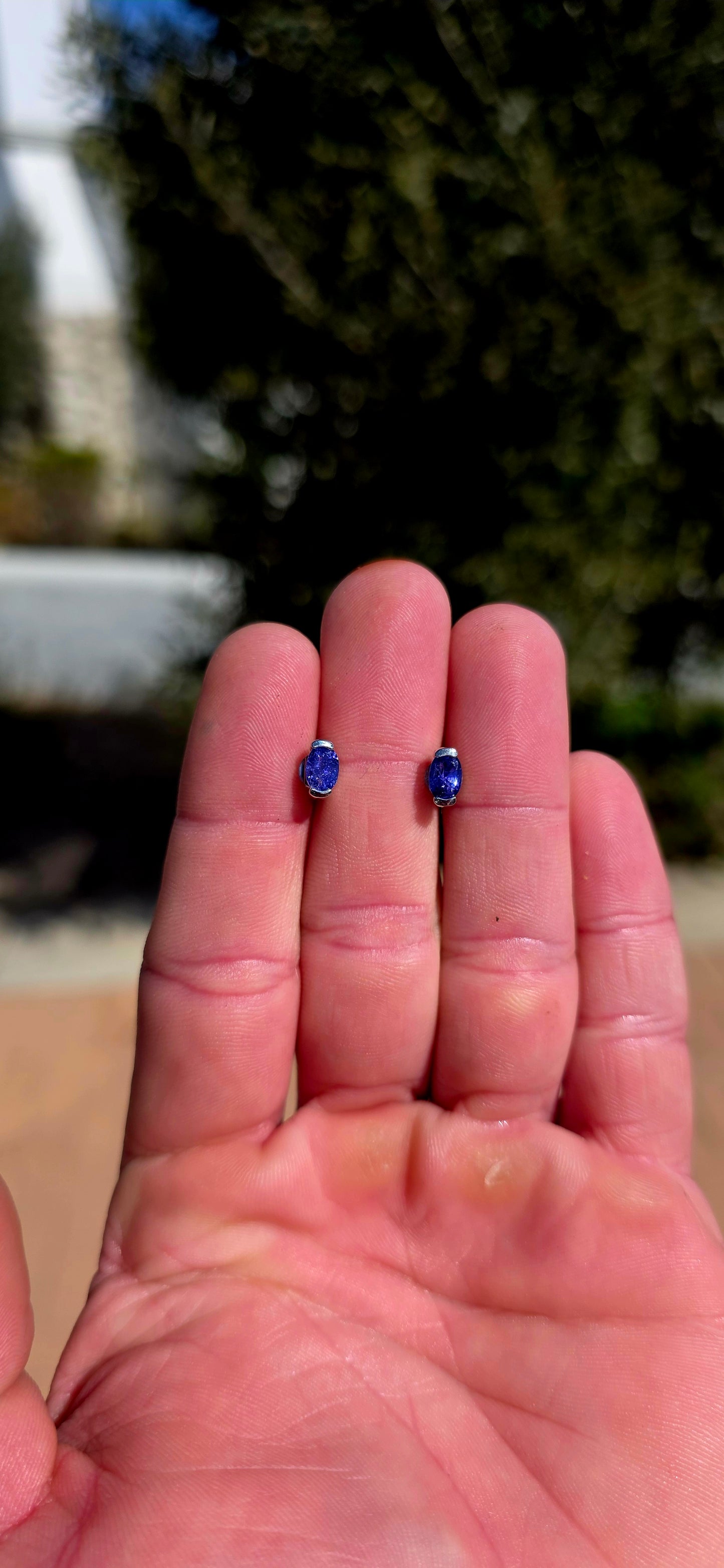 Small but striking ! These minimalist solitaire studs are crafted in polished sterling silver, each featuring a beautiful oval-cut natural tanzanite.