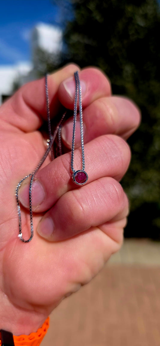 Minimalistic and beautifully UNISEX — this sterling silver necklace proves that sometimes one fabulous gemstone is all you need!