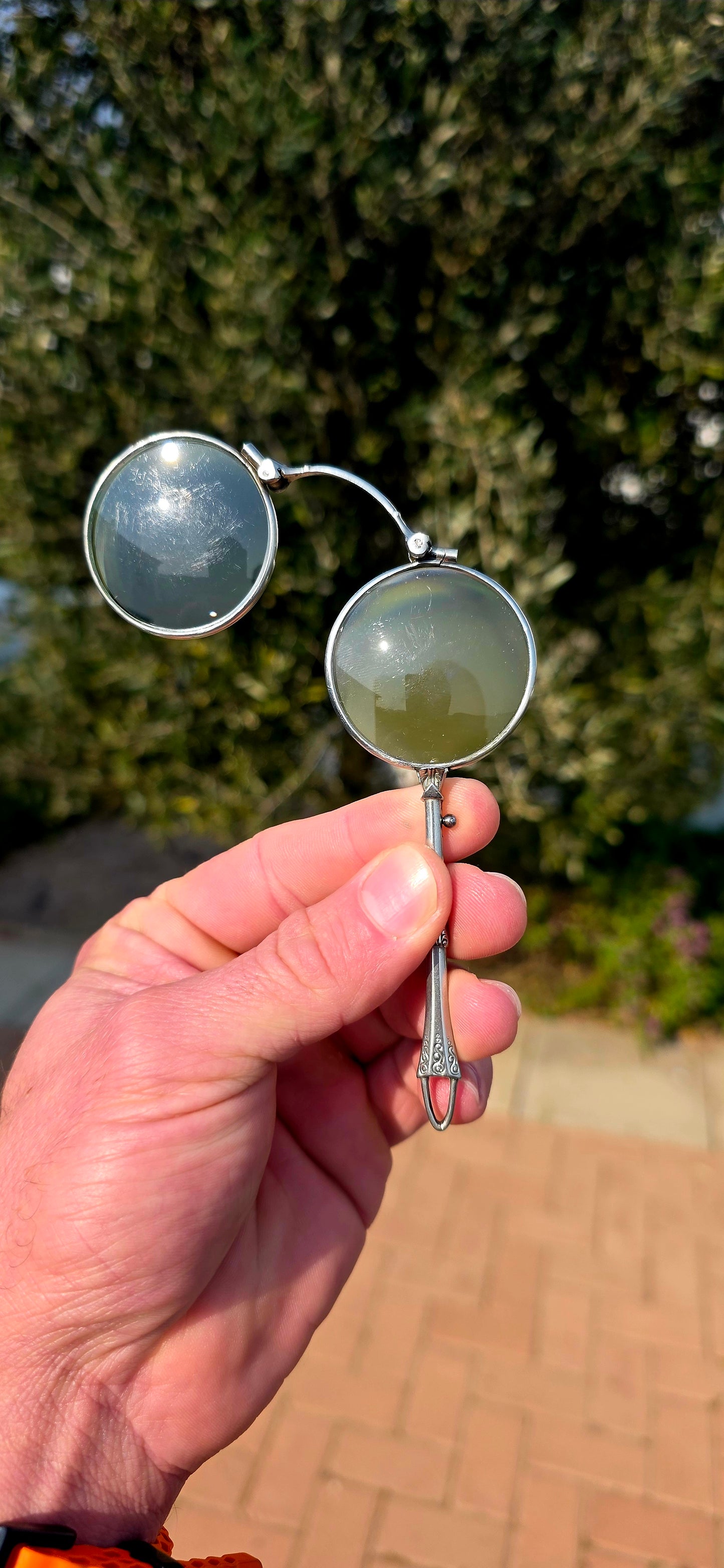 Oh, how fabulous is this! A wonderfully elegant Art Deco folding lorgnette dating to circa 1925–1935, beautifully made in gleaming Platinin — a period white-metal alloy created to imitate the luxurious silvery appearance of platinum.