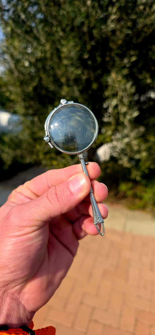 Oh, how fabulous is this! A wonderfully elegant Art Deco folding lorgnette dating to circa 1925–1935, beautifully made in gleaming Platinin — a period white-metal alloy created to imitate the luxurious silvery appearance of platinum.