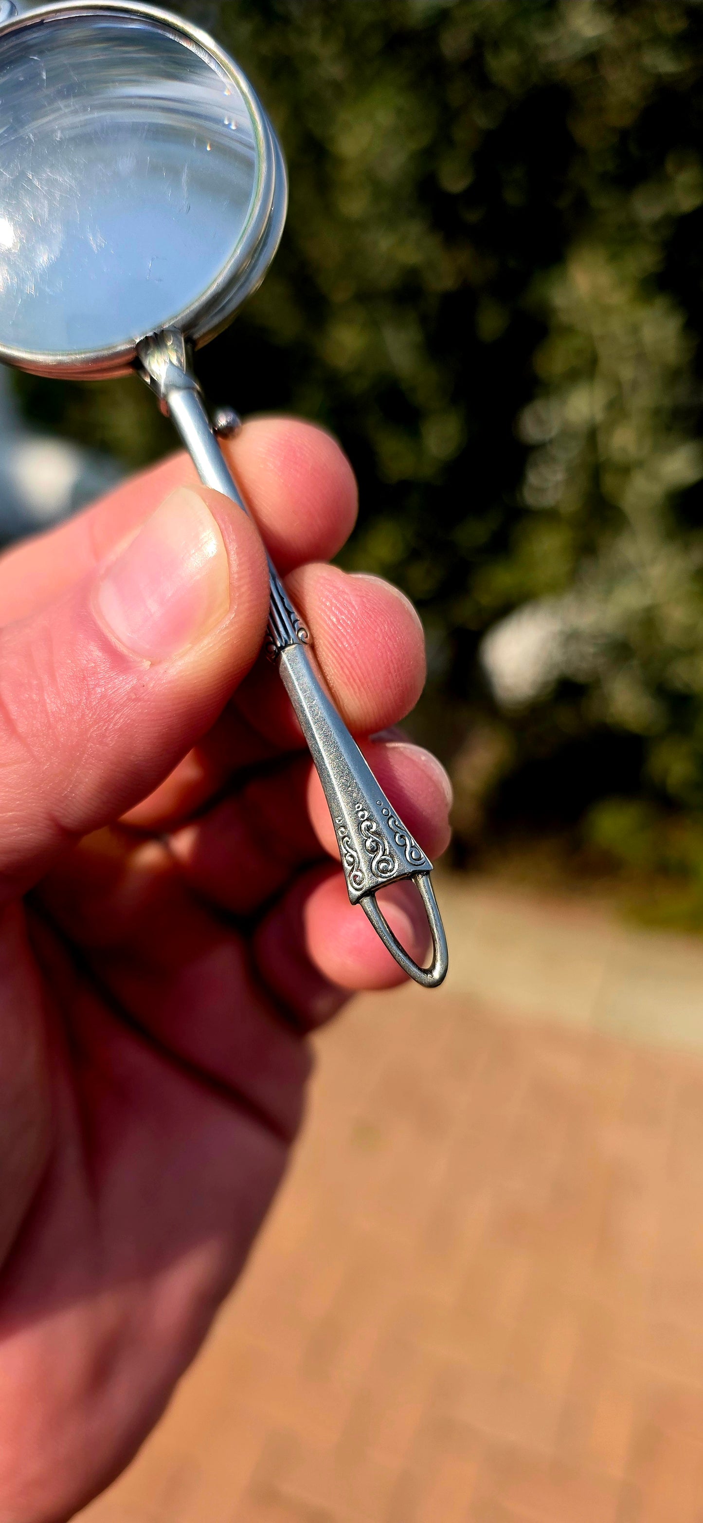 Oh, how fabulous is this! A wonderfully elegant Art Deco folding lorgnette dating to circa 1925–1935, beautifully made in gleaming Platinin — a period white-metal alloy created to imitate the luxurious silvery appearance of platinum.