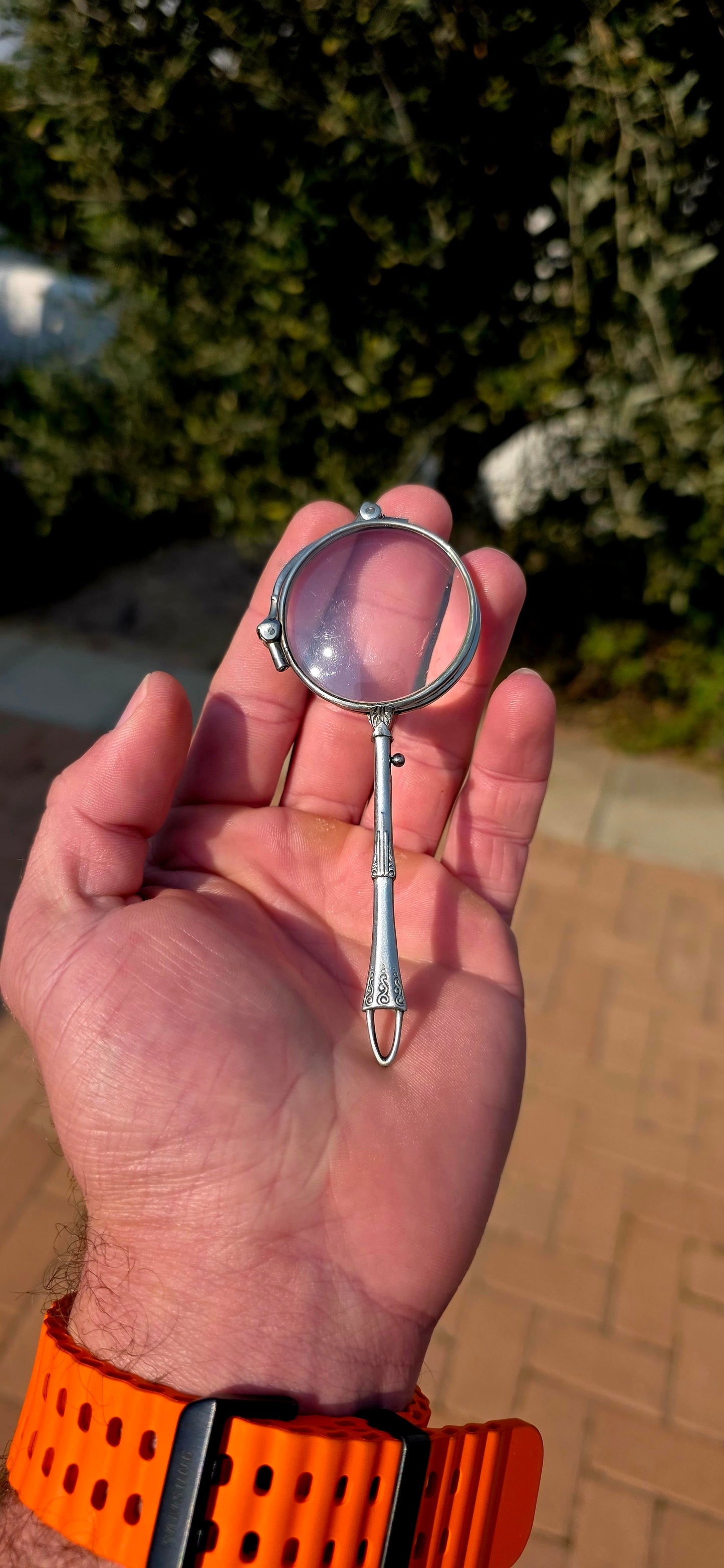 Oh, how fabulous is this! A wonderfully elegant Art Deco folding lorgnette dating to circa 1925–1935, beautifully made in gleaming Platinin — a period white-metal alloy created to imitate the luxurious silvery appearance of platinum.