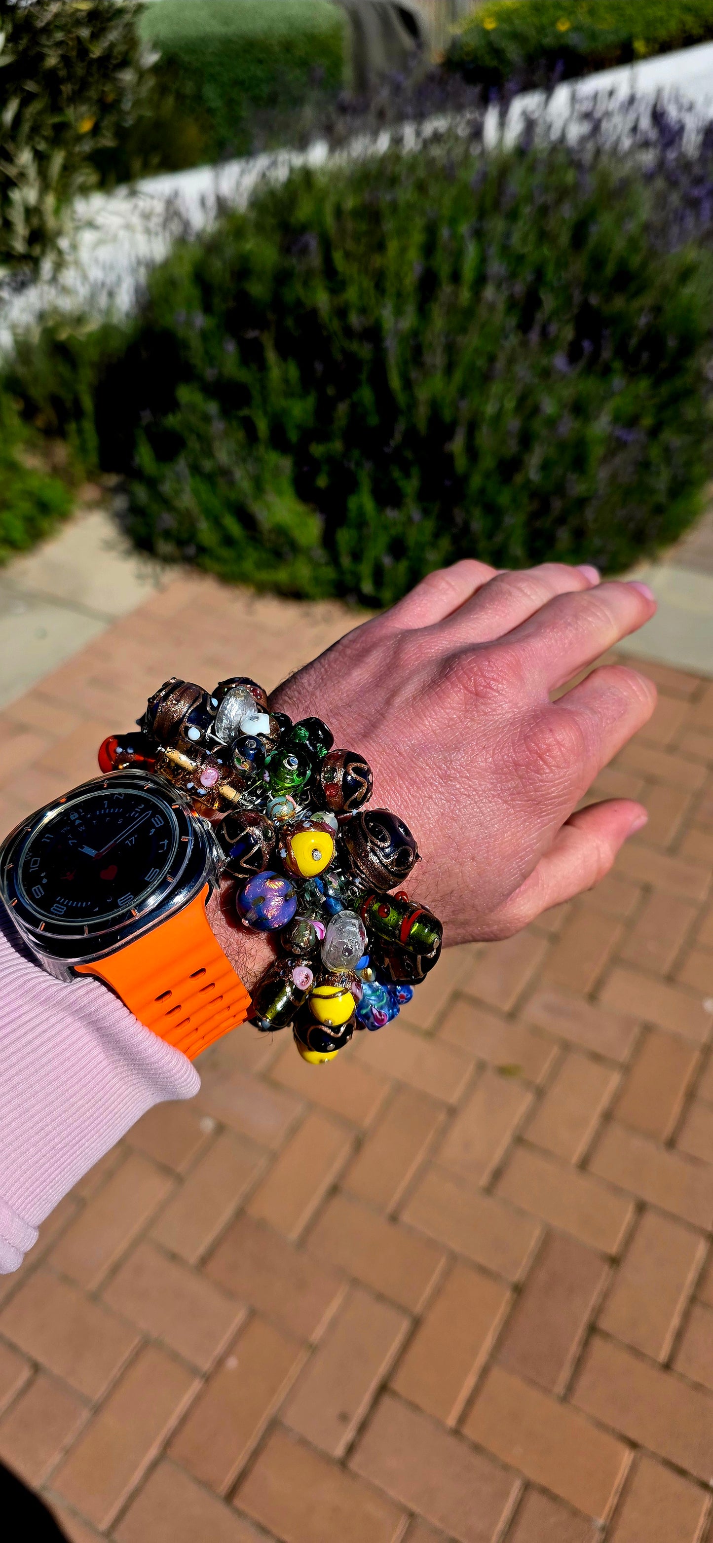 Now THIS is a bracelet that knows how to make an entrance!  An absolutely fabulous vintage cha-cha bracelet, gloriously chunky, colourful and packed with one of the most beautiful collections of Venetian/Murano-style art glass beads I’ve seen in a while.