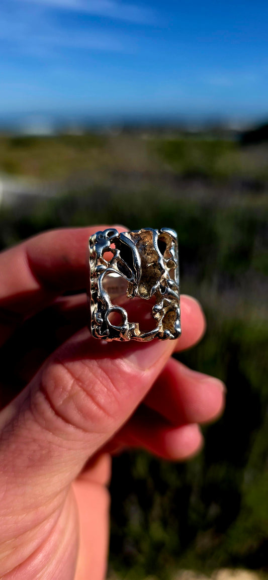 A fabulous piece of Scandinavian modernist jewellery history! This chunky vintage unisex ring is an early creation by renowned Norwegian designers Frank & Regine Juhls, founders of Juhls’ Silvergallery in Kautokeino, northern Norway.