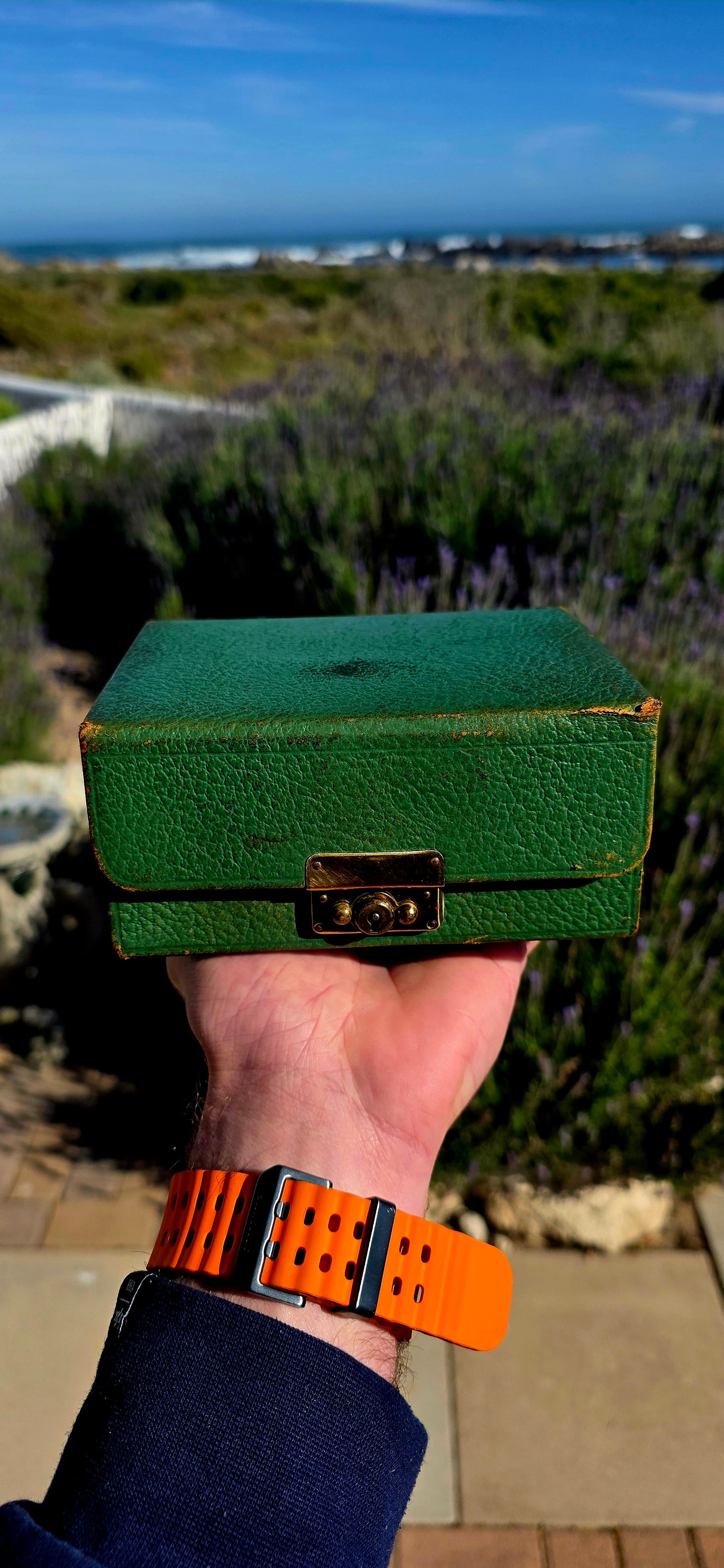 Now THIS is fabulous! A wonderfully nostalgic vintage 1950s card compendium, beautifully finished in textured emerald-green leather with its original metal hardware and locking front clasp.
