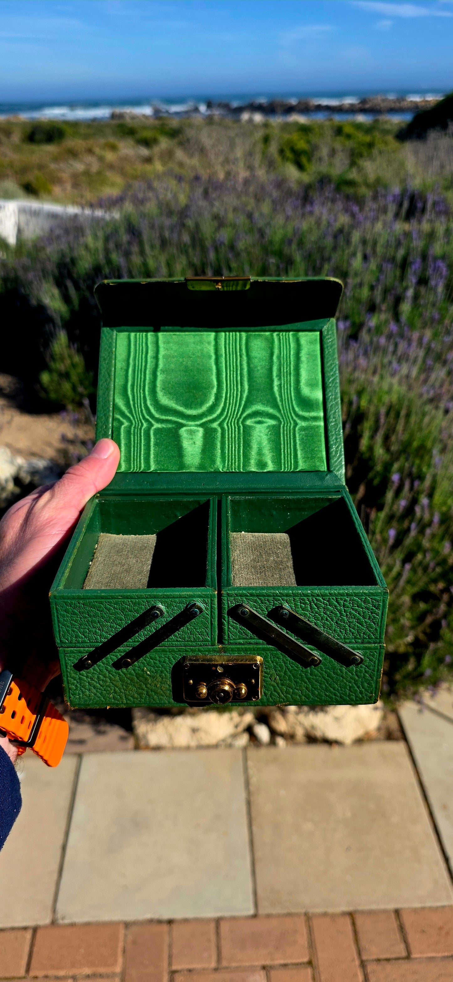 Now THIS is fabulous! A wonderfully nostalgic vintage 1950s card compendium, beautifully finished in textured emerald-green leather with its original metal hardware and locking front clasp.