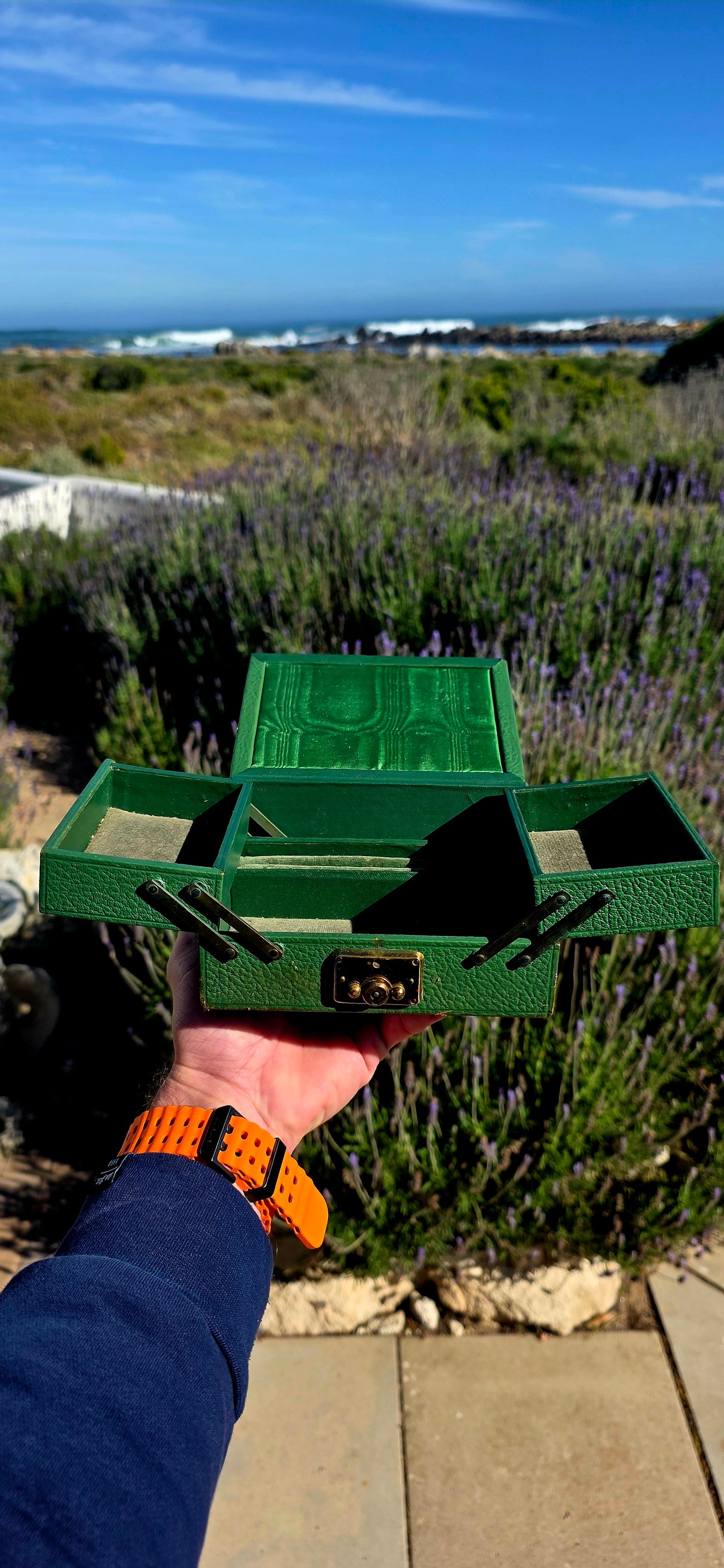 Now THIS is fabulous! A wonderfully nostalgic vintage 1950s card compendium, beautifully finished in textured emerald-green leather with its original metal hardware and locking front clasp.