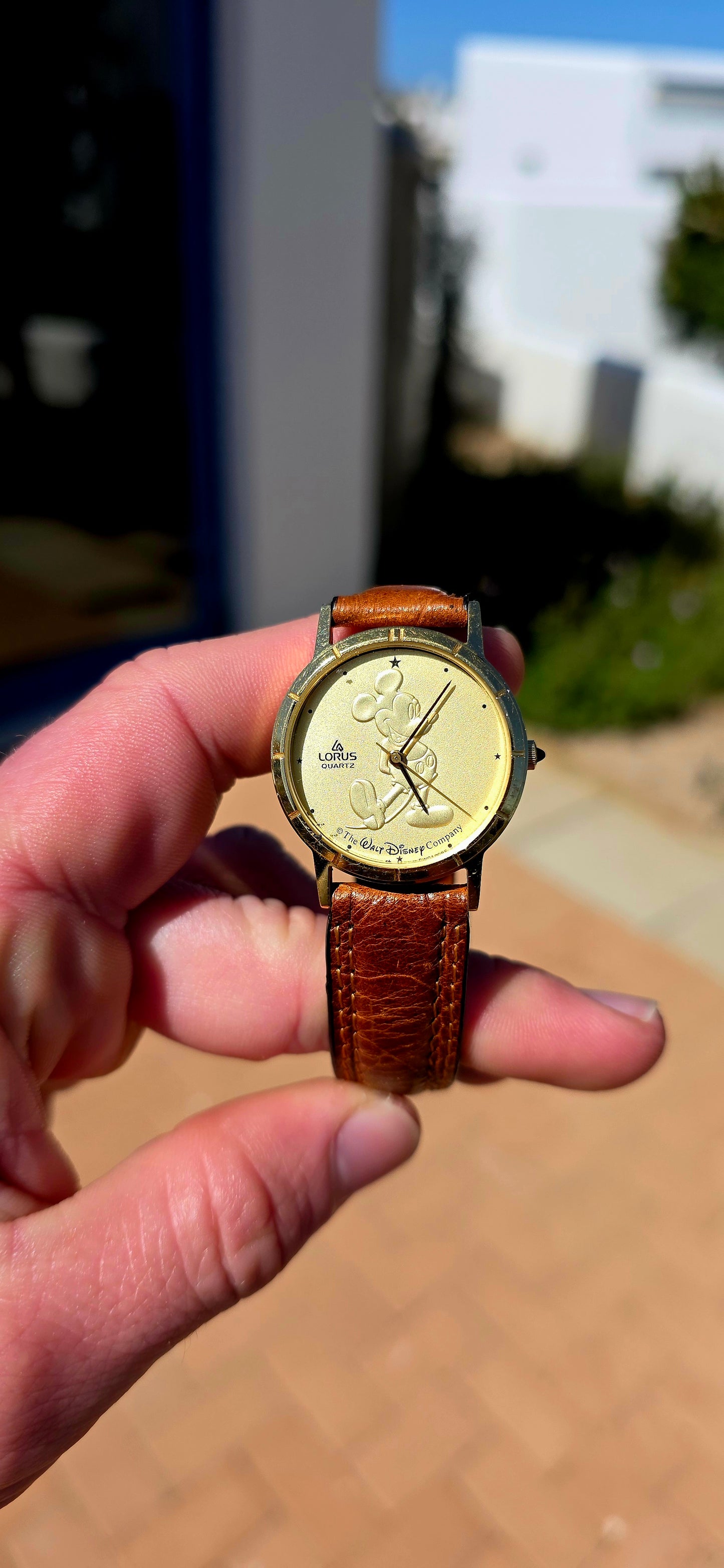 Such a fabulous little piece of Disney nostalgia! This vintage circa 1990s Lorus quartz watch features the one and only Mickey Mouse beautifully embossed across the champagne-gold dial.