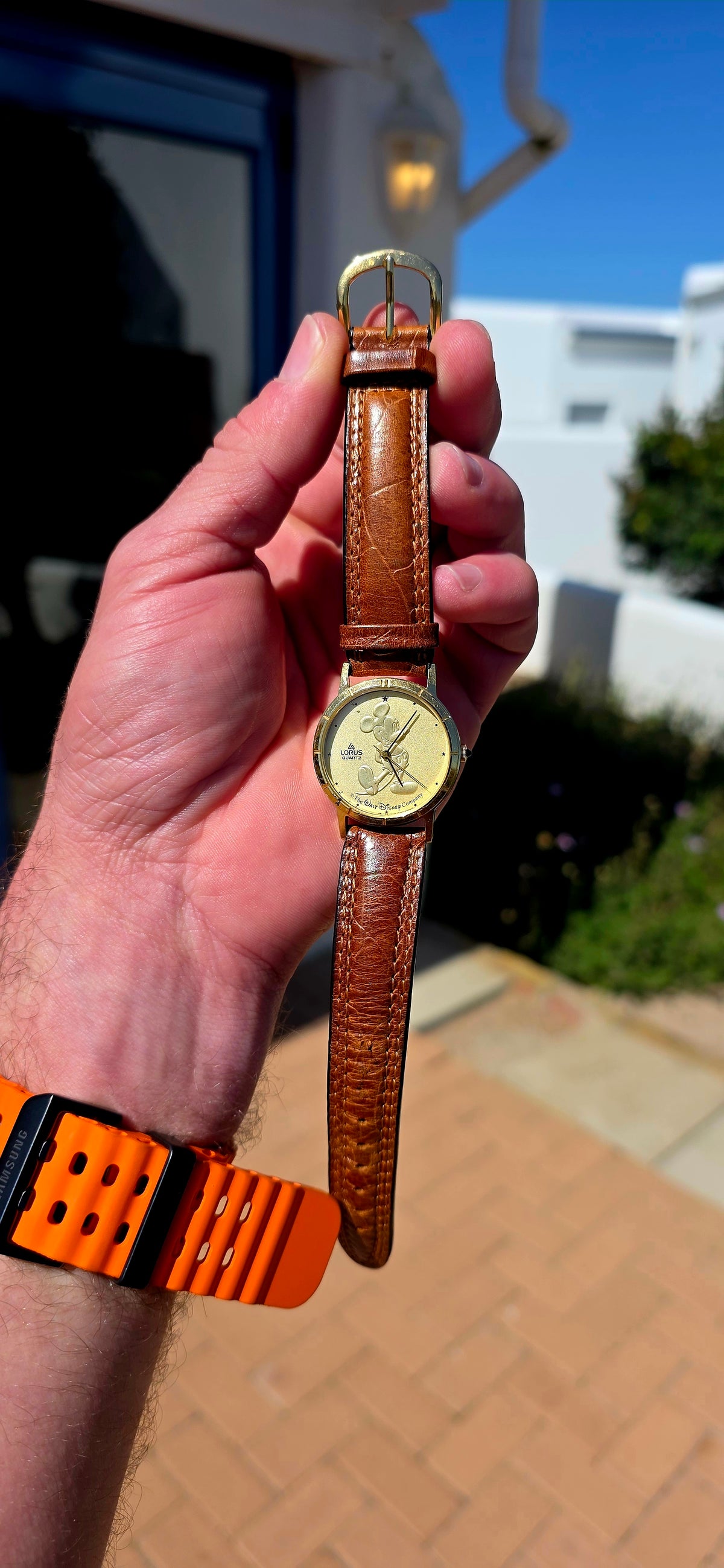 Such a fabulous little piece of Disney nostalgia! This vintage circa 1990s Lorus quartz watch features the one and only Mickey Mouse beautifully embossed across the champagne-gold dial.