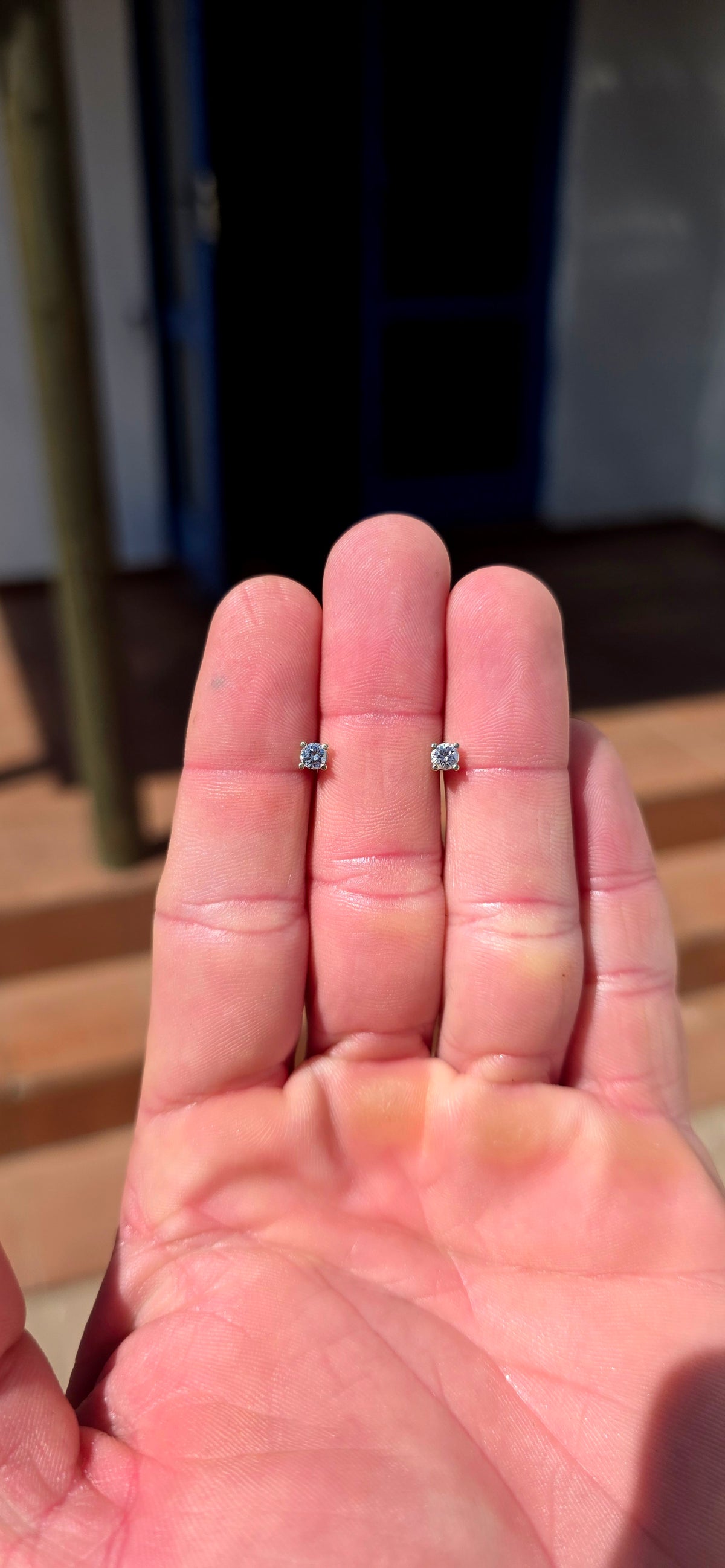 You simply cannot beat the classics! A timeless pair of UNISEX diamond solitaire stud earrings, beautifully crafted in solid 18ct white gold and designed to be worn for a lifetime.