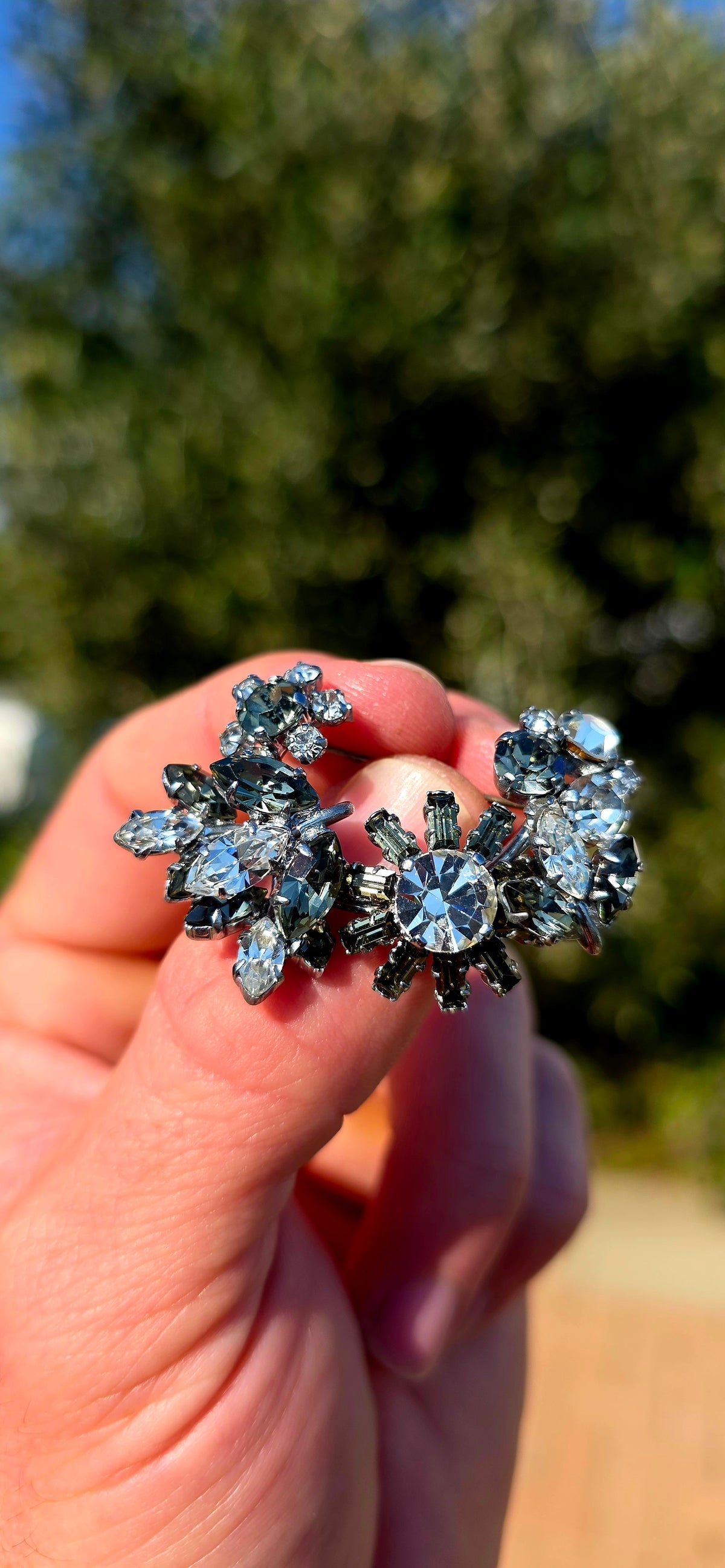 WOW!!! This is vintage costume jewellery at its most glamorous! A spectacular circa 1960s Austrian crystal rhinestone necklace with its matching brooch, beautifully preserved as a complete set.