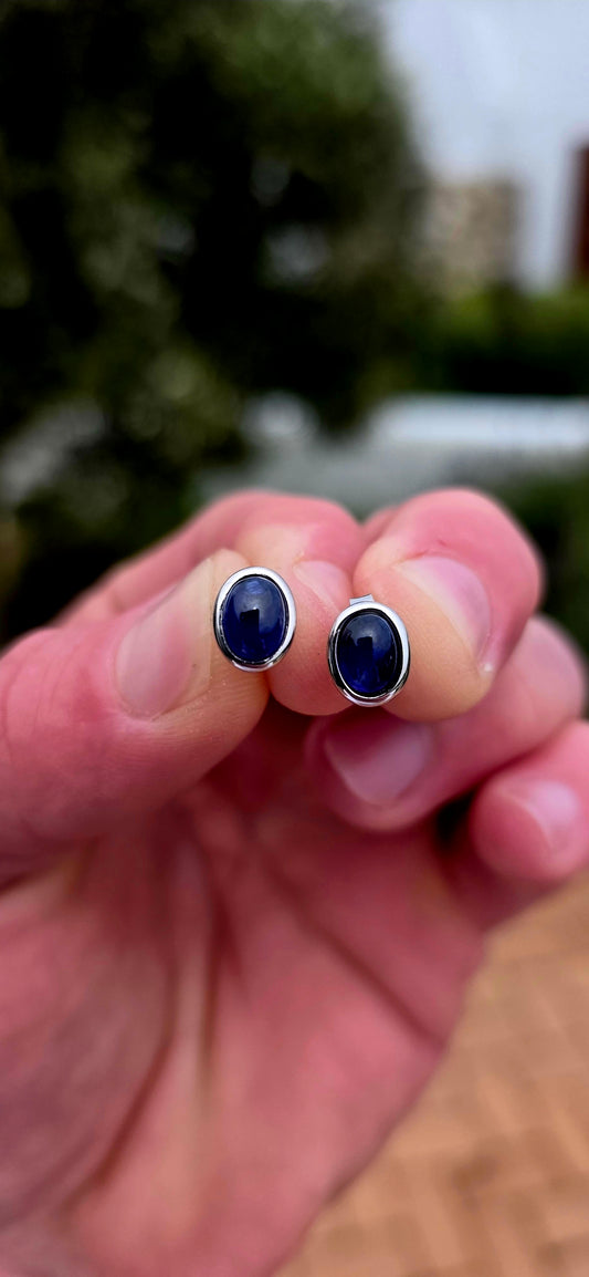 Minimalistic and beautifully UNISEX — the perfect little sapphire studs for everyday wear!