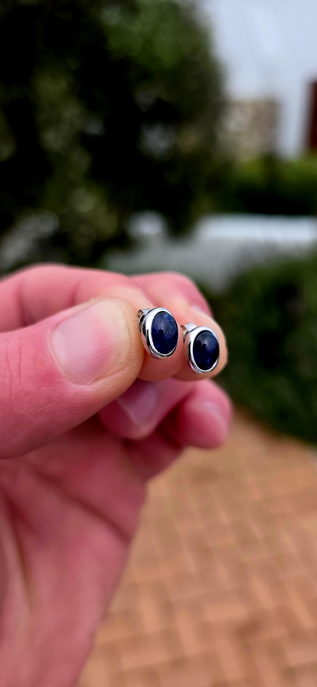 Minimalistic and beautifully UNISEX — the perfect little sapphire studs for everyday wear!