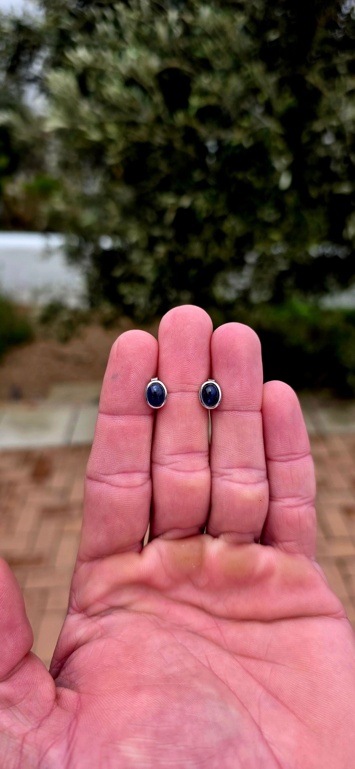 Minimalistic and beautifully UNISEX — the perfect little sapphire studs for everyday wear!