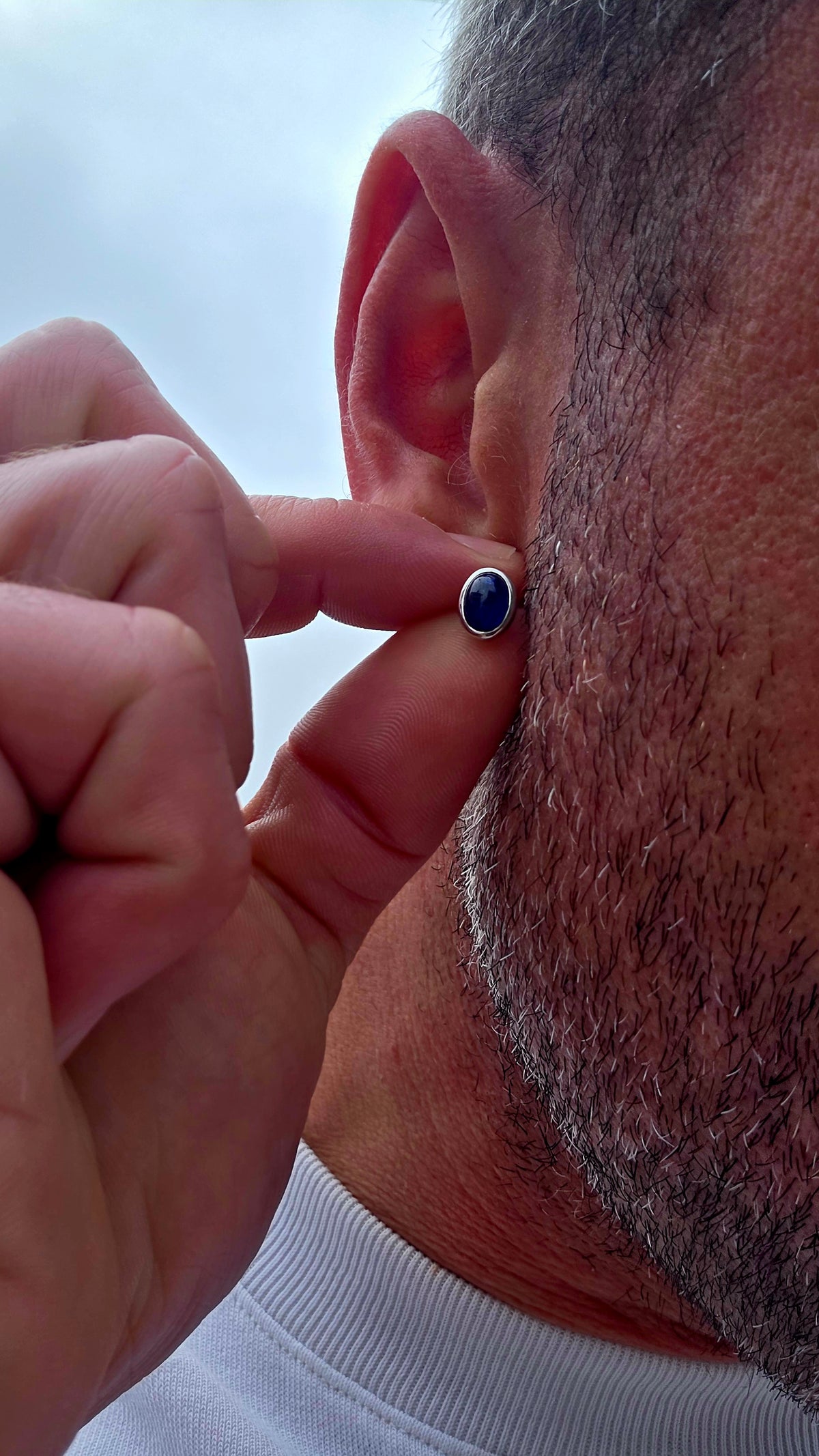 Minimalistic and beautifully UNISEX — the perfect little sapphire studs for everyday wear!