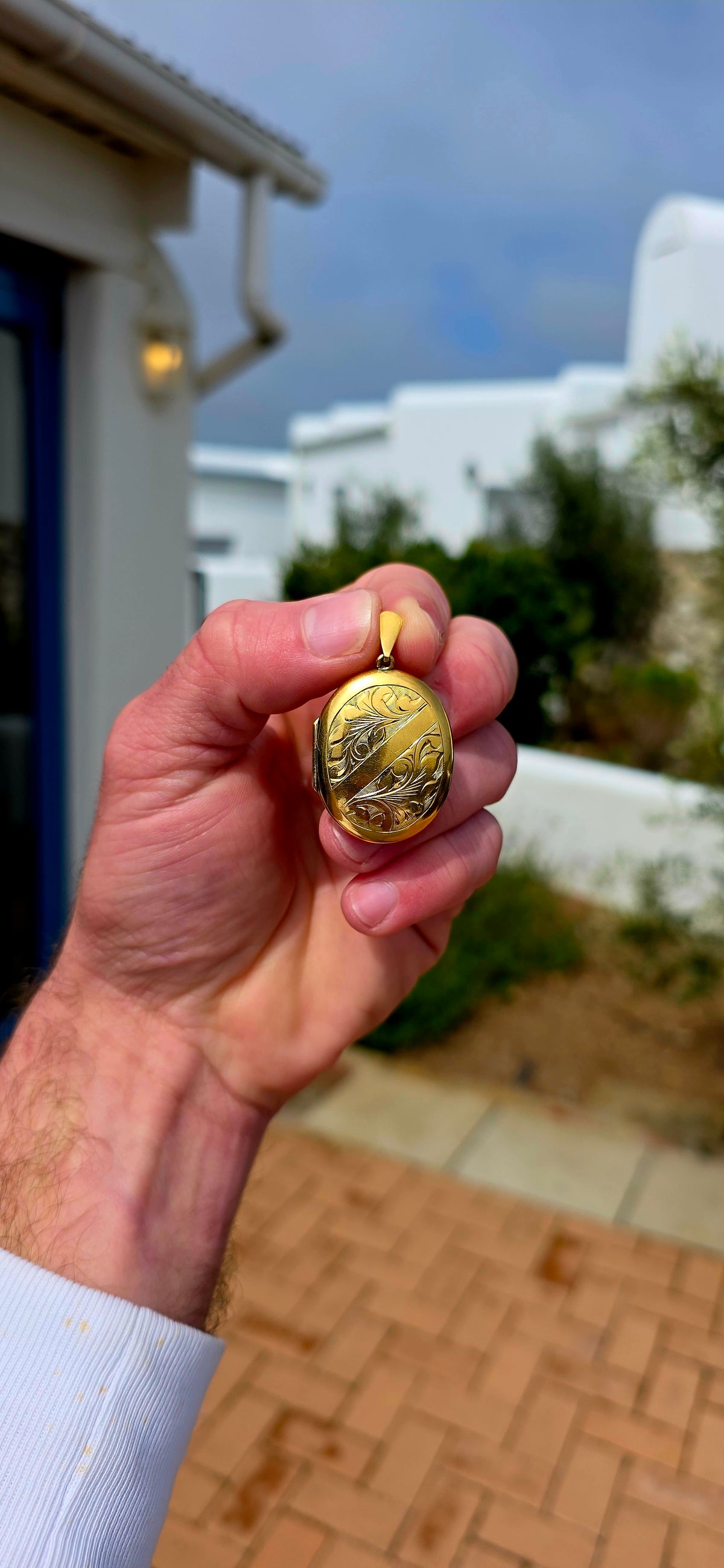 Wonderfully nostalgic and generously sized! This beautiful circa 1950s oval locket is crafted in 9CT METAL CORE, giving it that gorgeous rich gold appearance while retaining the strength of its underlying metal core.