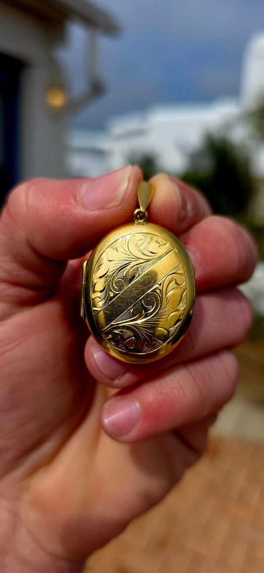 Wonderfully nostalgic and generously sized! This beautiful circa 1950s oval locket is crafted in 9CT METAL CORE, giving it that gorgeous rich gold appearance while retaining the strength of its underlying metal core.