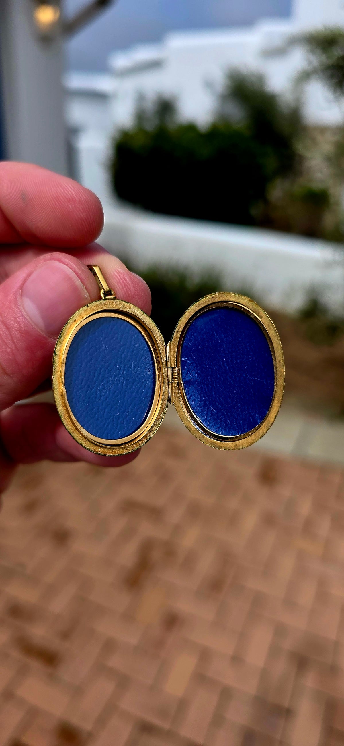 Wonderfully nostalgic and generously sized! This beautiful circa 1950s oval locket is crafted in 9CT METAL CORE, giving it that gorgeous rich gold appearance while retaining the strength of its underlying metal core.