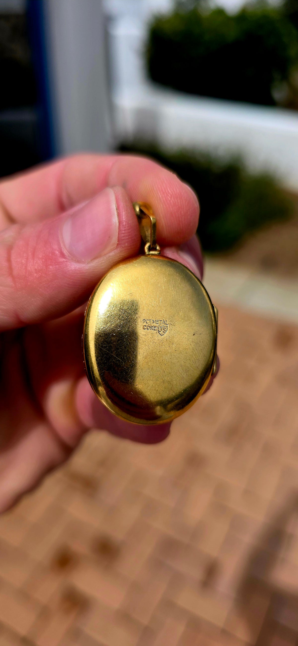 Wonderfully nostalgic and generously sized! This beautiful circa 1950s oval locket is crafted in 9CT METAL CORE, giving it that gorgeous rich gold appearance while retaining the strength of its underlying metal core.