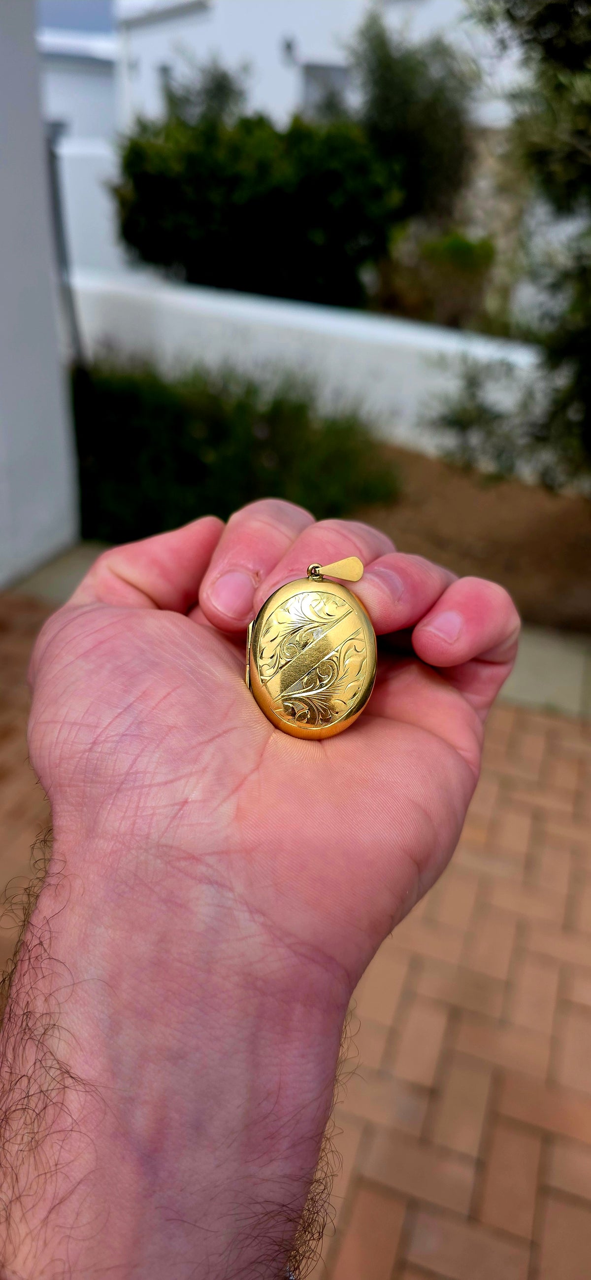 Wonderfully nostalgic and generously sized! This beautiful circa 1950s oval locket is crafted in 9CT METAL CORE, giving it that gorgeous rich gold appearance while retaining the strength of its underlying metal core.