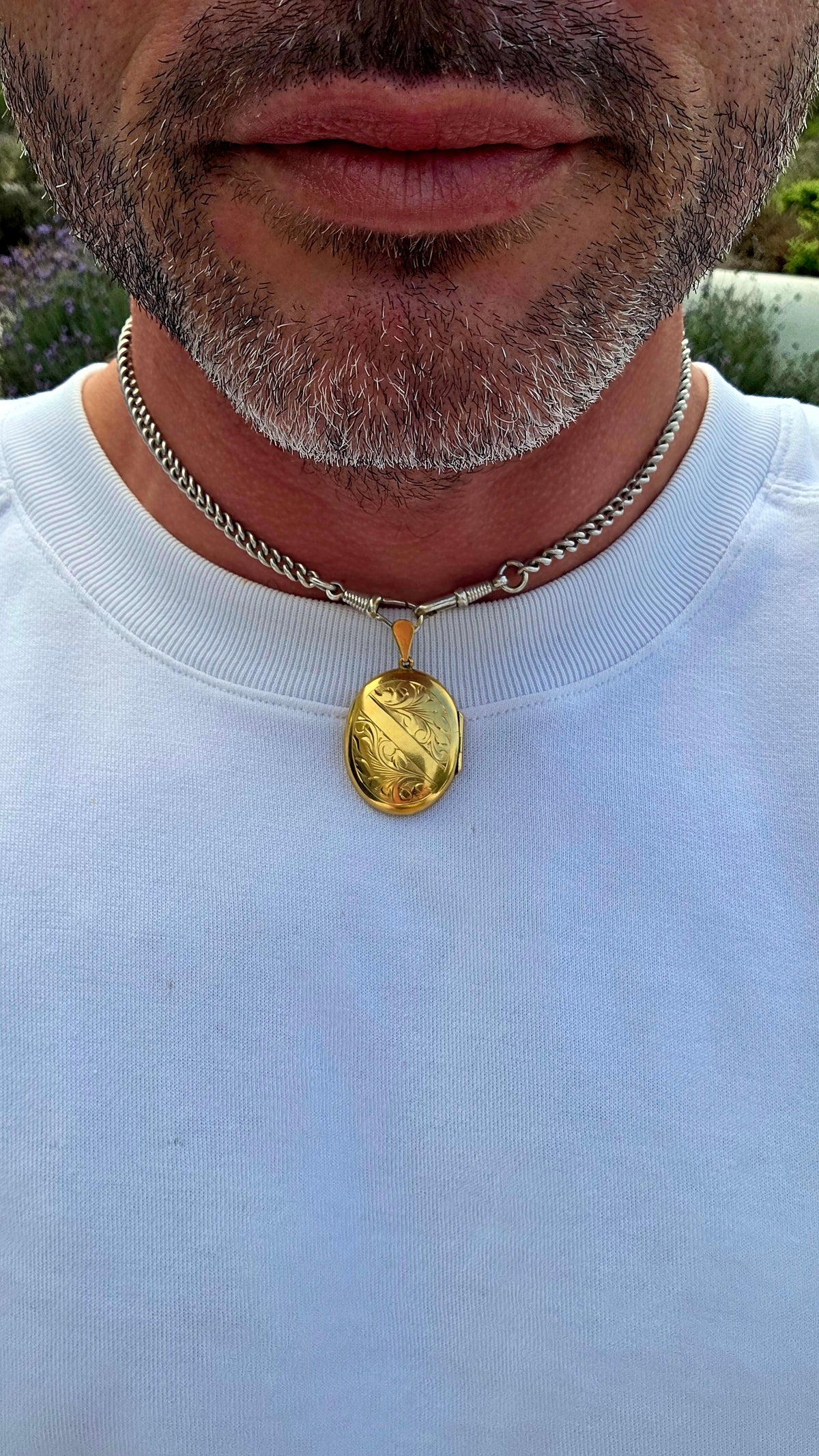 Wonderfully nostalgic and generously sized! This beautiful circa 1950s oval locket is crafted in 9CT METAL CORE, giving it that gorgeous rich gold appearance while retaining the strength of its underlying metal core.