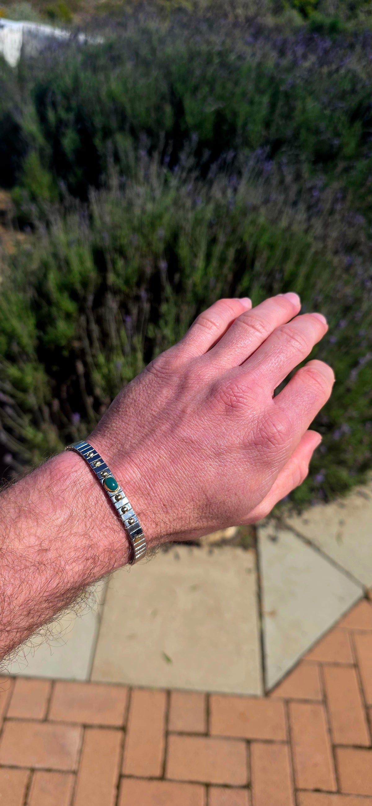 This beautifully UNISEX bracelet by Zoppini Italy combines sleek polished stainless steel with genuine solid 18ct yellow gold detailing — wonderfully minimalist, yet unmistakably luxurious.