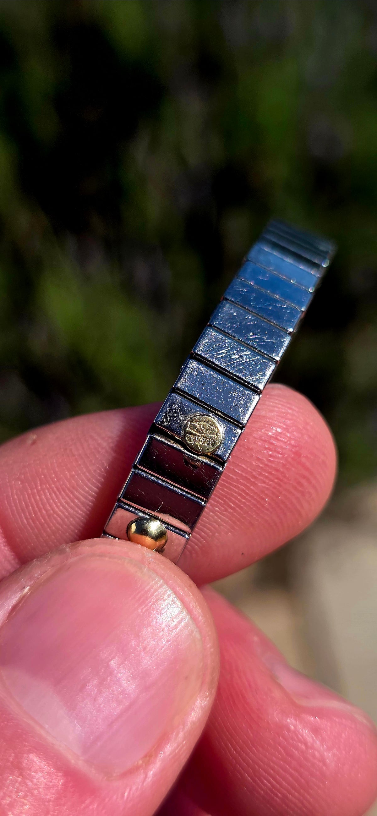 This beautifully UNISEX bracelet by Zoppini Italy combines sleek polished stainless steel with genuine solid 18ct yellow gold detailing — wonderfully minimalist, yet unmistakably luxurious.