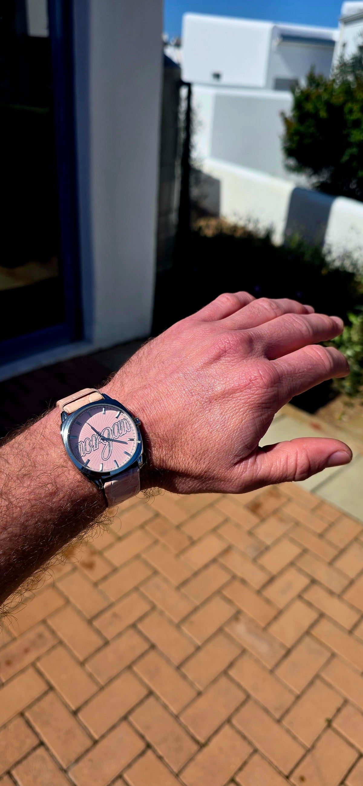Ohhh this is wonderfully Y2K! A fabulous ladies’ designer quartz watch by French fashion label Morgan de Toi, combining a wonderfully feminine candyfloss-pink palette with a bold oversized dial.