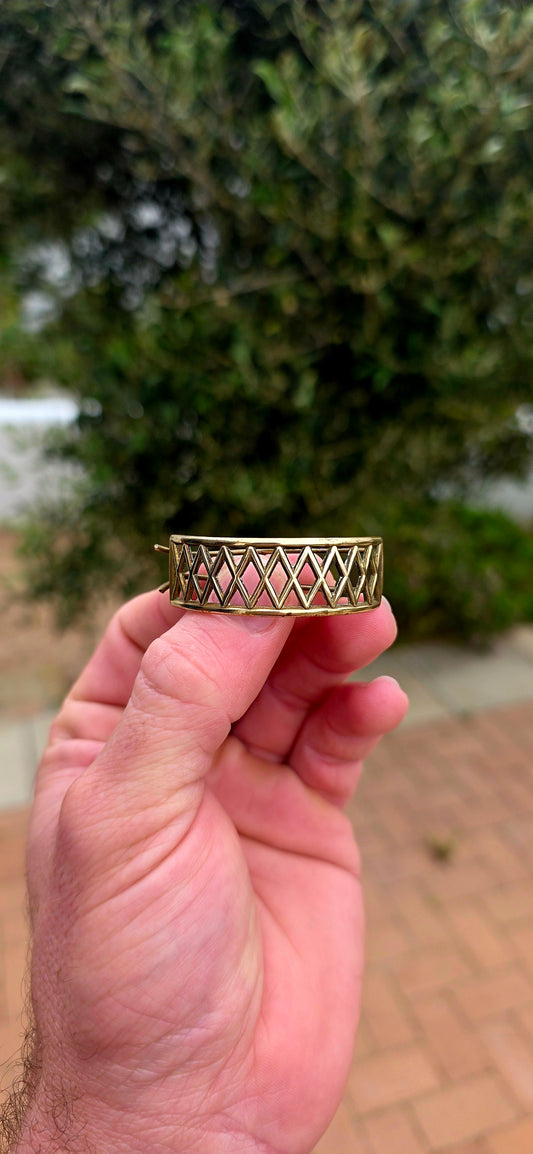 Dating to the Edwardian era, circa 1900–1910s, this fabulous antique brass hair clip is the first example of its kind I’ve ever managed to find!