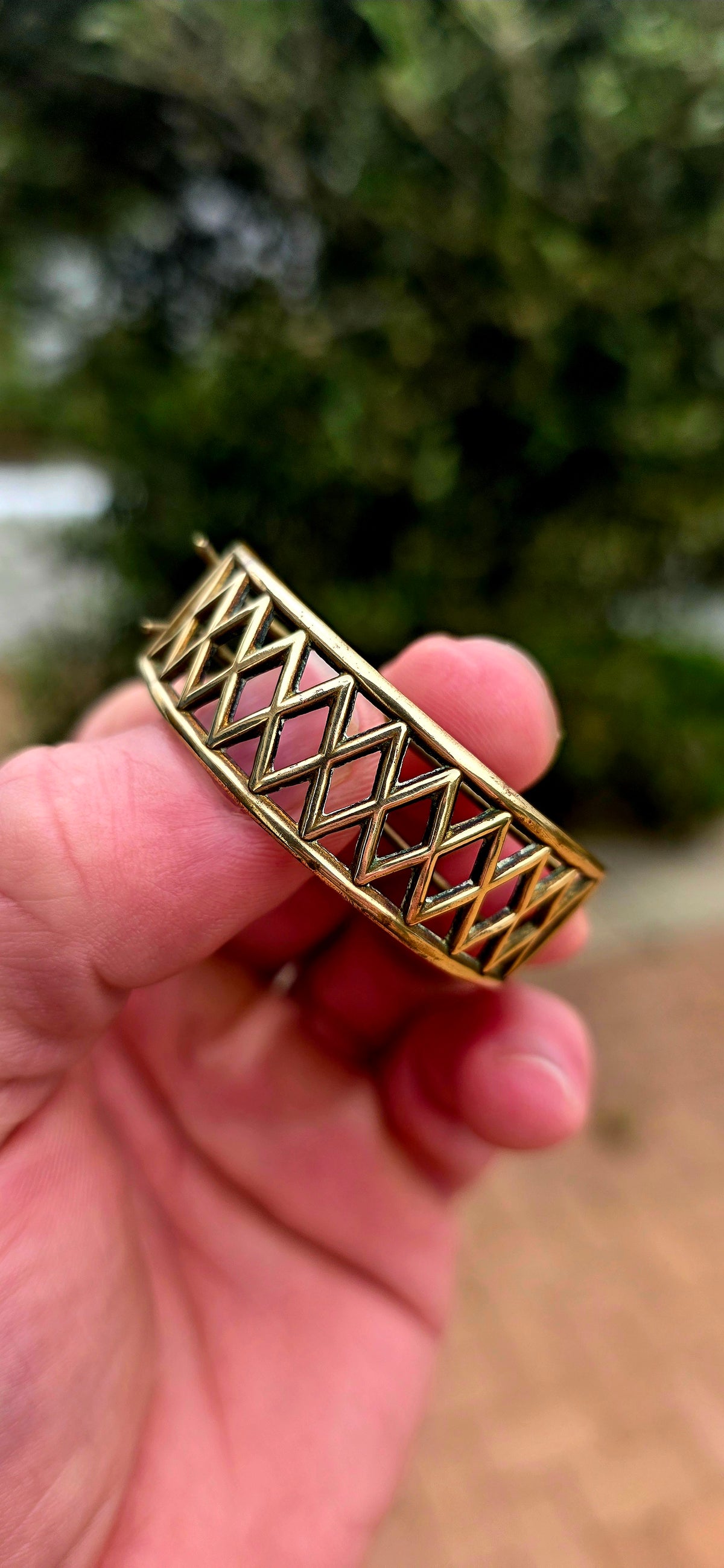 Dating to the Edwardian era, circa 1900–1910s, this fabulous antique brass hair clip is the first example of its kind I’ve ever managed to find!