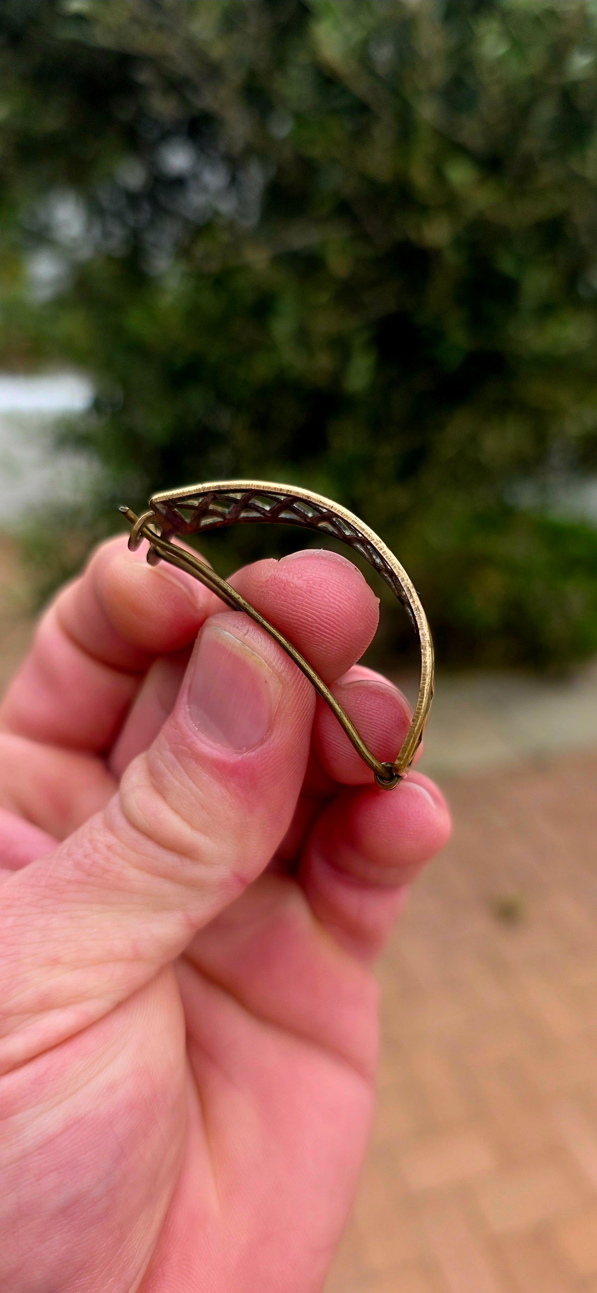 Dating to the Edwardian era, circa 1900–1910s, this fabulous antique brass hair clip is the first example of its kind I’ve ever managed to find!