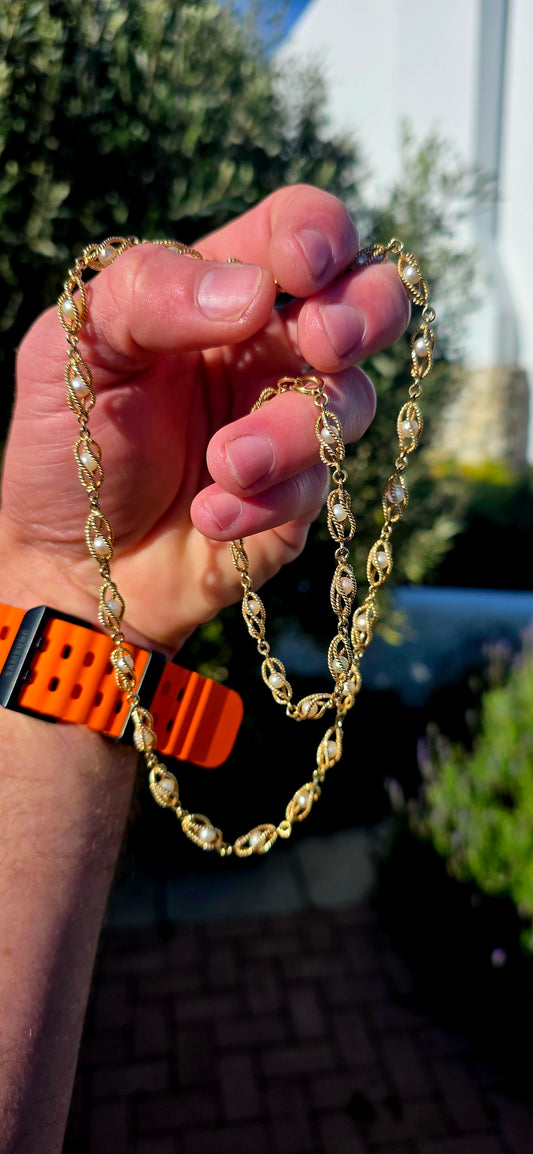 Up for grabs is this absolutely marvelous and generously weighty Vintage Solid 9ct Yellow Gold & Marine Cultured Pearl Necklace and Matching Bracelet Set, made in London circa 1966 and hallmarked accordingly.