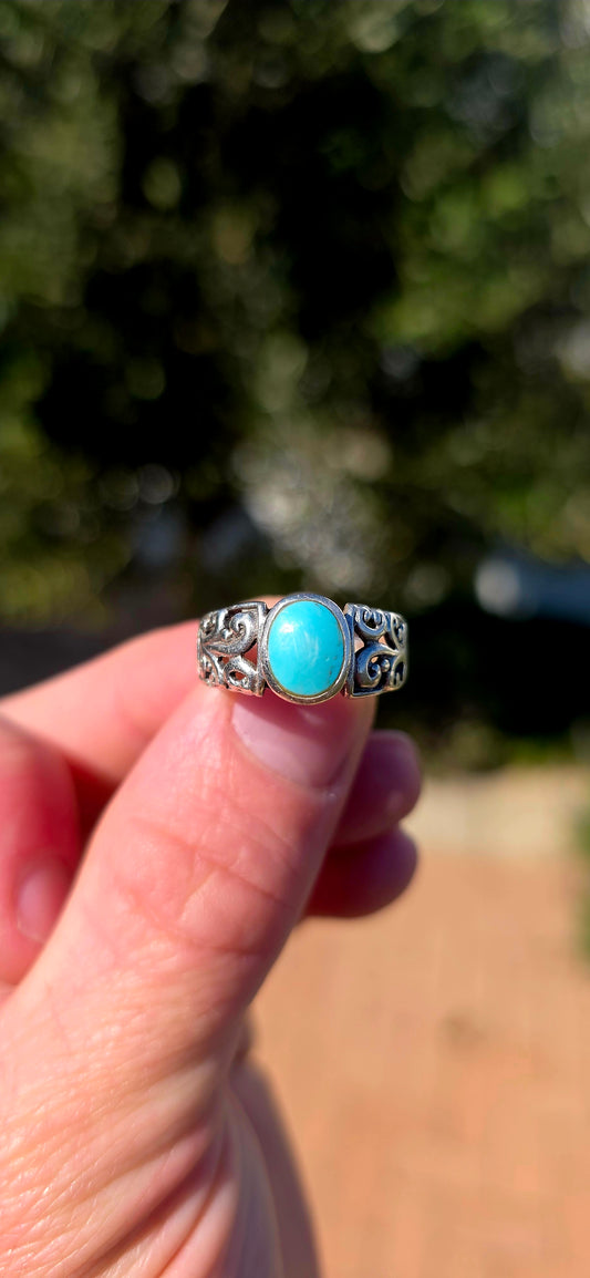 A fabulous Sterling Silver & Turquoise Ring, centred with a gorgeous oval turquoise cabochon in the most dreamy blue colour.