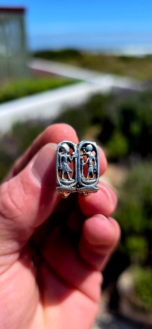 A wonderfully unusual vintage sterling silver ring dating to circa 1976, associated with the legendary Treasures of Tutankhamun exhibition era at the Metropolitan Museum of Art in New York.