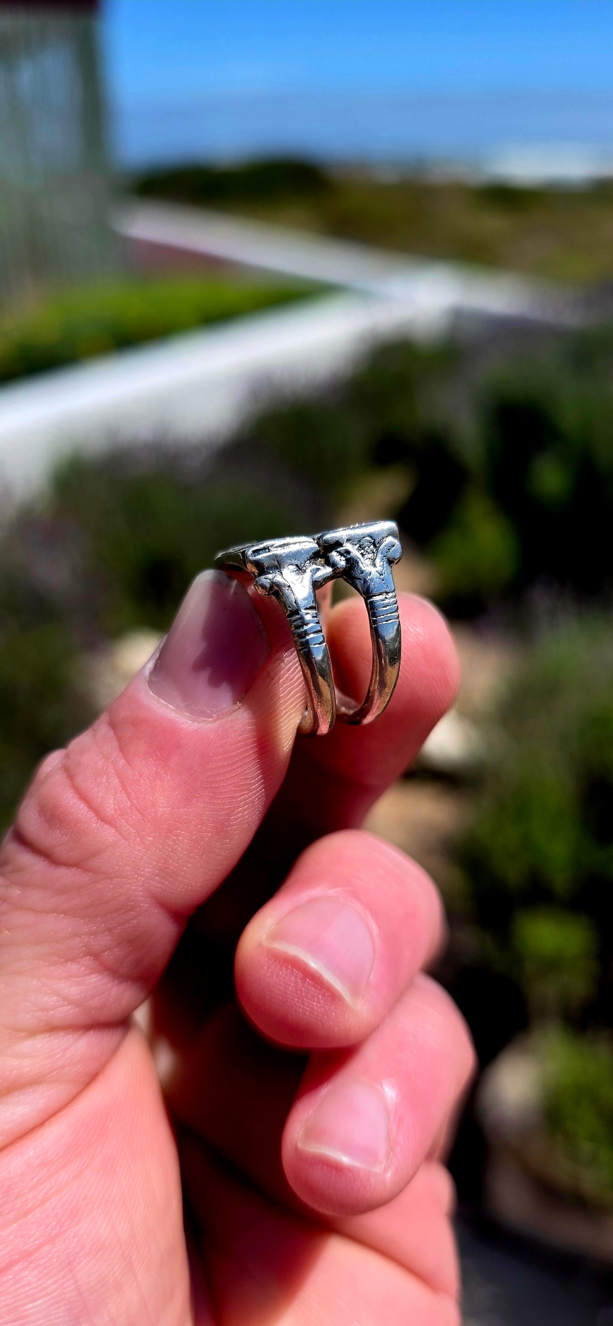A wonderfully unusual vintage sterling silver ring dating to circa 1976, associated with the legendary Treasures of Tutankhamun exhibition era at the Metropolitan Museum of Art in New York.