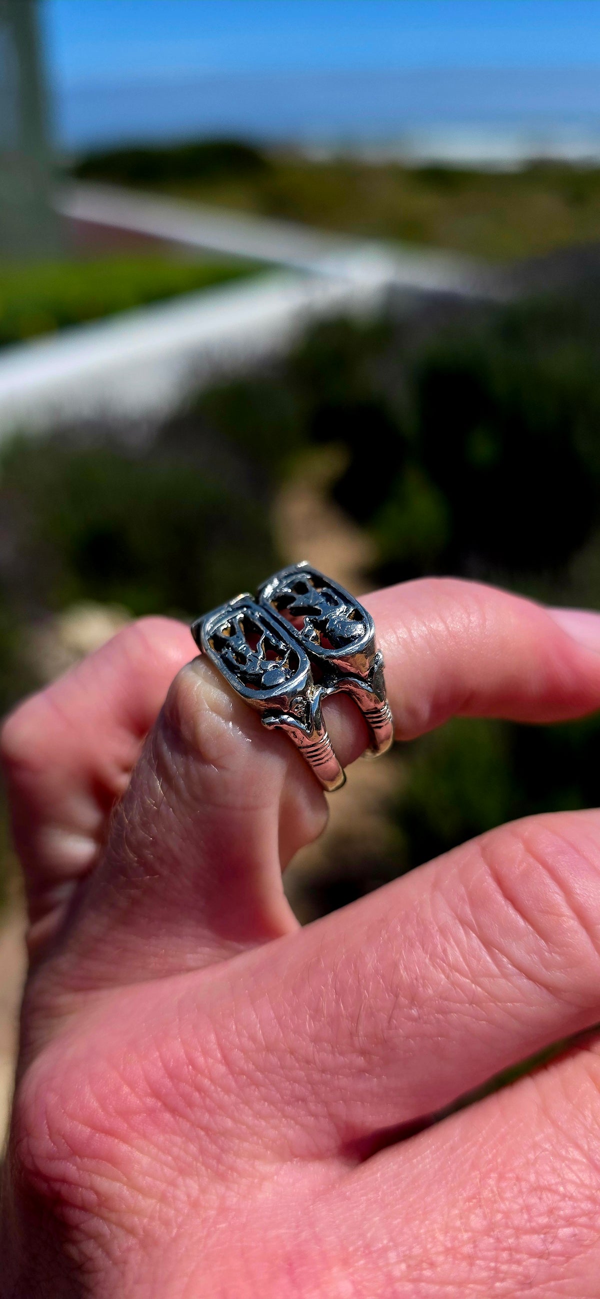 A wonderfully unusual vintage sterling silver ring dating to circa 1976, associated with the legendary Treasures of Tutankhamun exhibition era at the Metropolitan Museum of Art in New York.