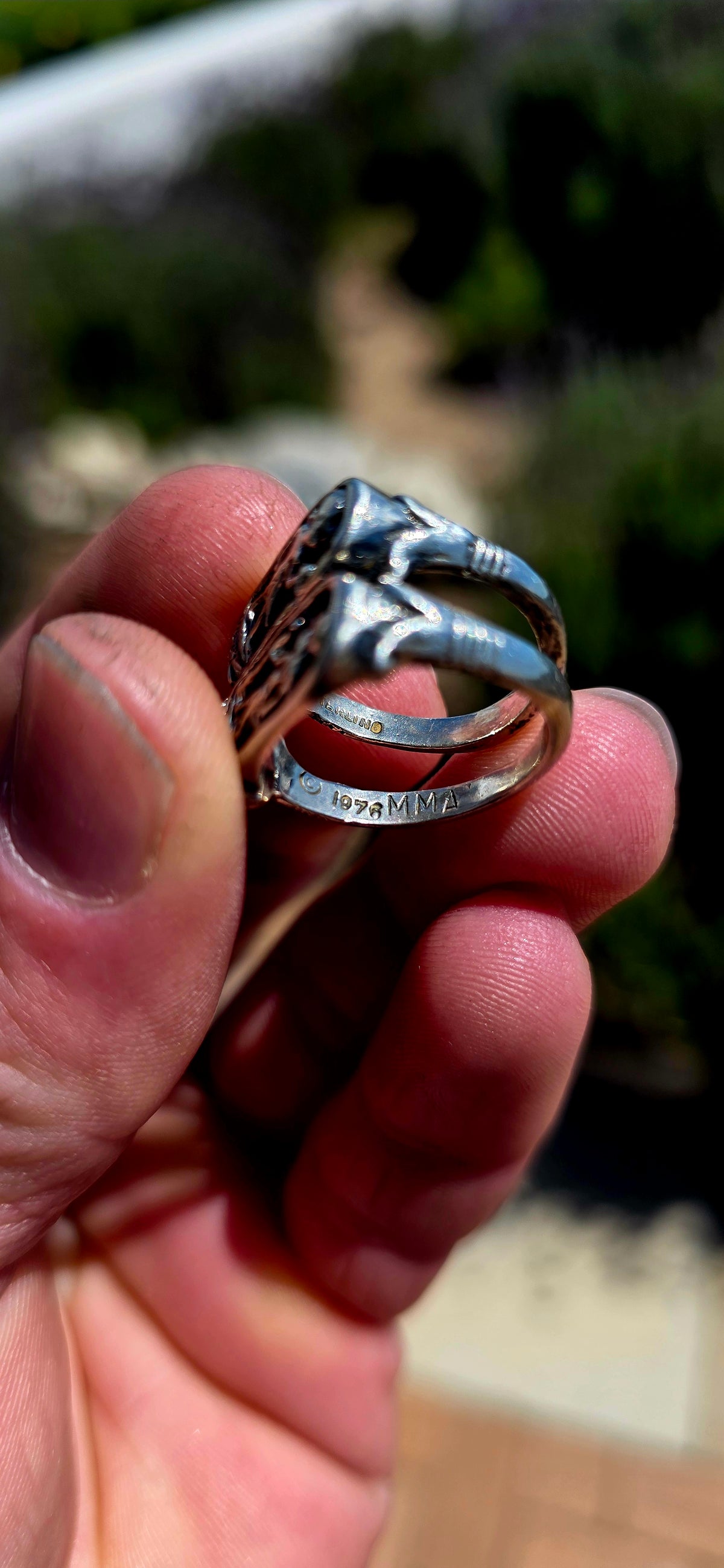 A wonderfully unusual vintage sterling silver ring dating to circa 1976, associated with the legendary Treasures of Tutankhamun exhibition era at the Metropolitan Museum of Art in New York.