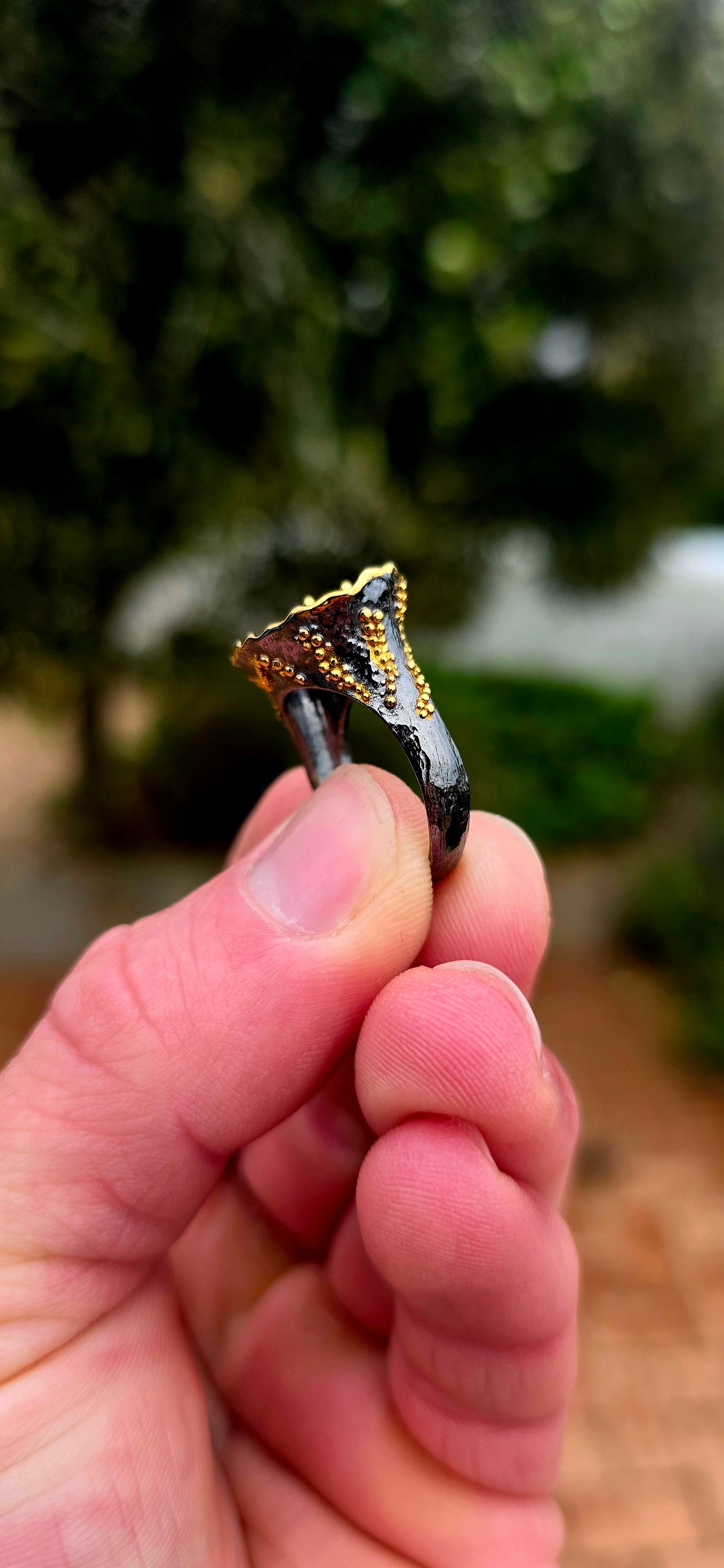 An absolutely fabulous, chunky artisan-made sterling silver statement ring, combining sculptural Brutalist-inspired design with beautiful gemstones and touches of luxurious 18ct yellow gold!