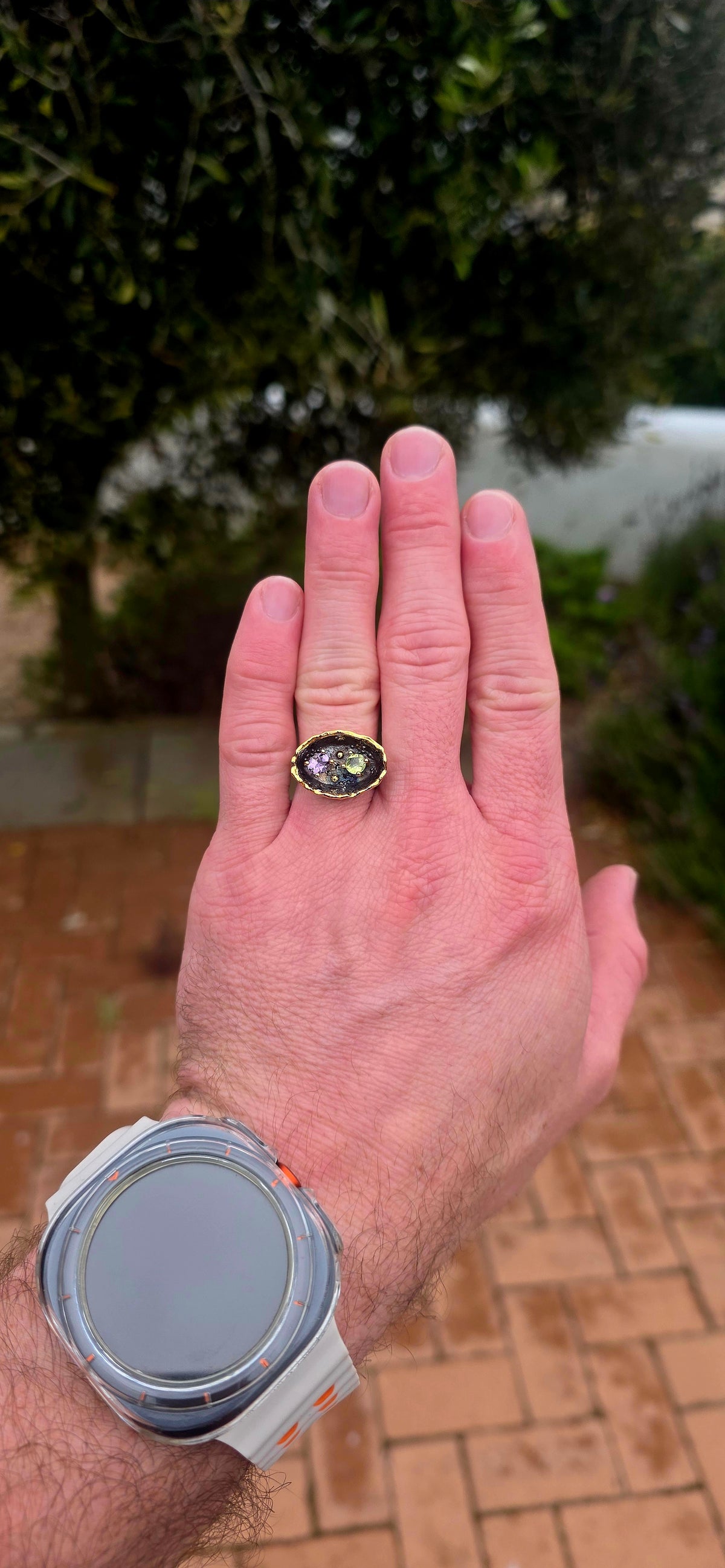 An absolutely fabulous, chunky artisan-made sterling silver statement ring, combining sculptural Brutalist-inspired design with beautiful gemstones and touches of luxurious 18ct yellow gold!