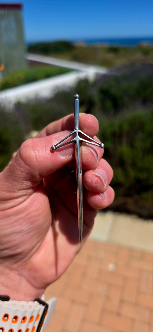 A striking vintage sterling silver kilt pin brooch, beautifully crafted in the form of a traditional Scottish Highland sword, commonly known as a claymore.